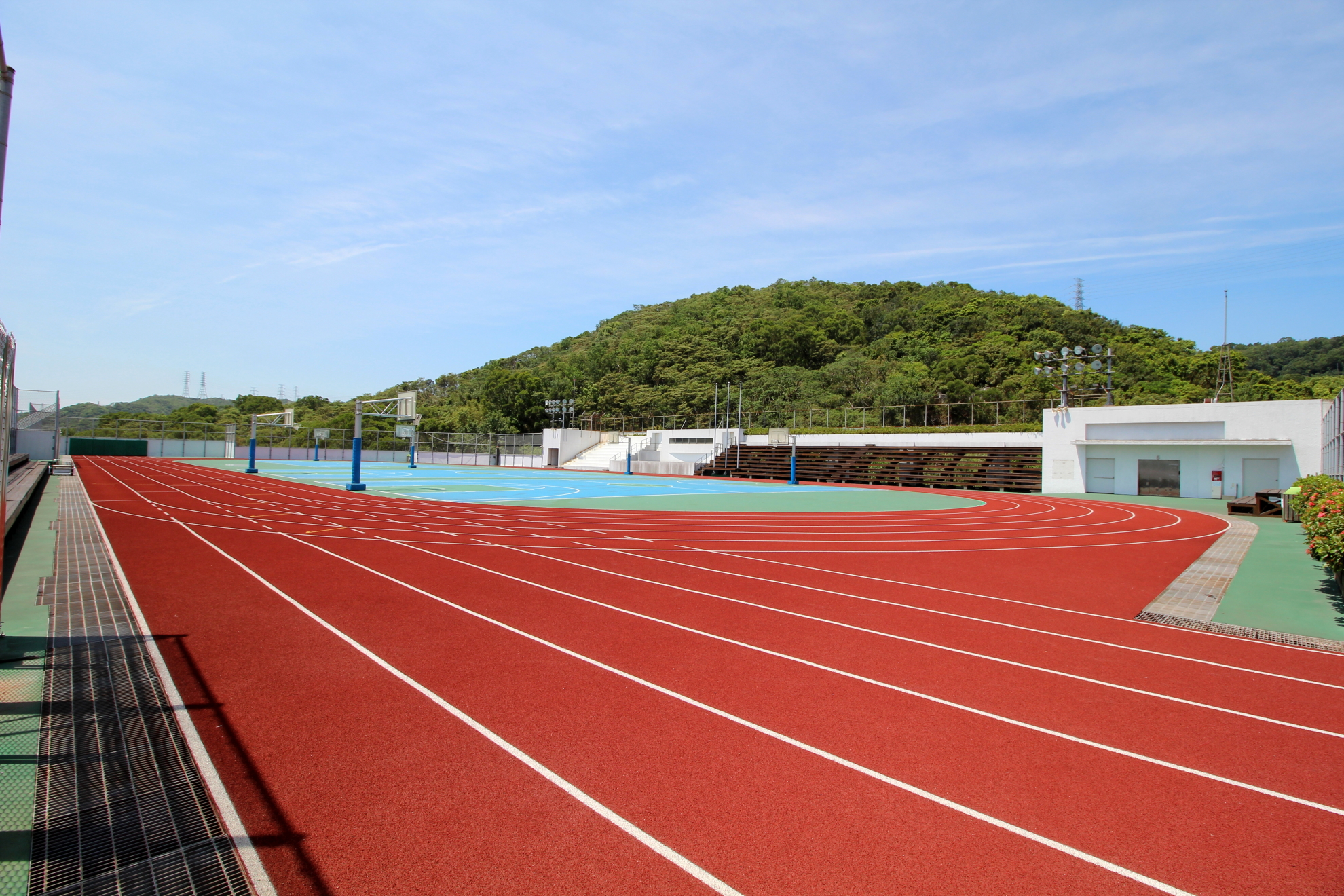 活動中心屋頂天空操場