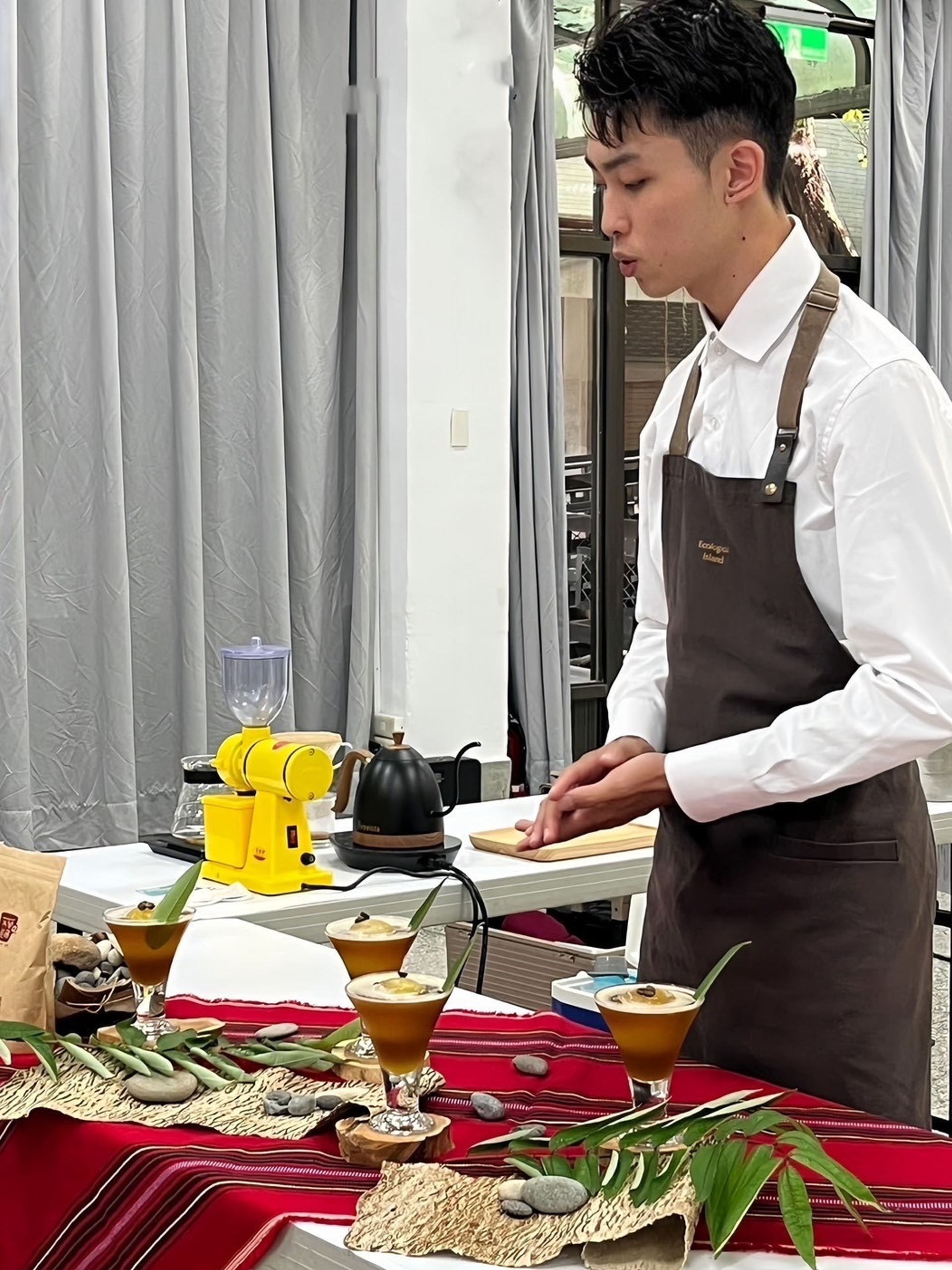 劉逢立調製咖啡神情專注，賽前多方嘗試如何以新鮮刺蔥巧妙融入飲品。