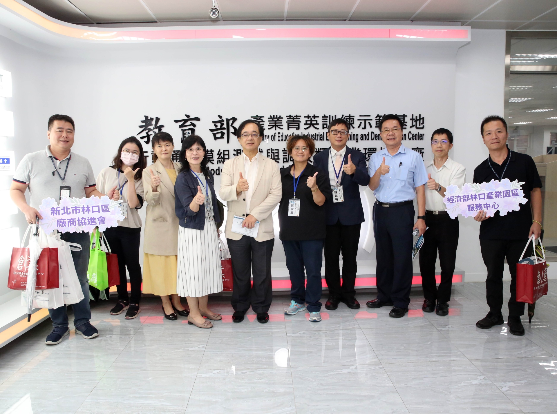產業園區服務中心媒合相關資源，將產官學研組成策略夥伴，作為彼此最堅實後盾。