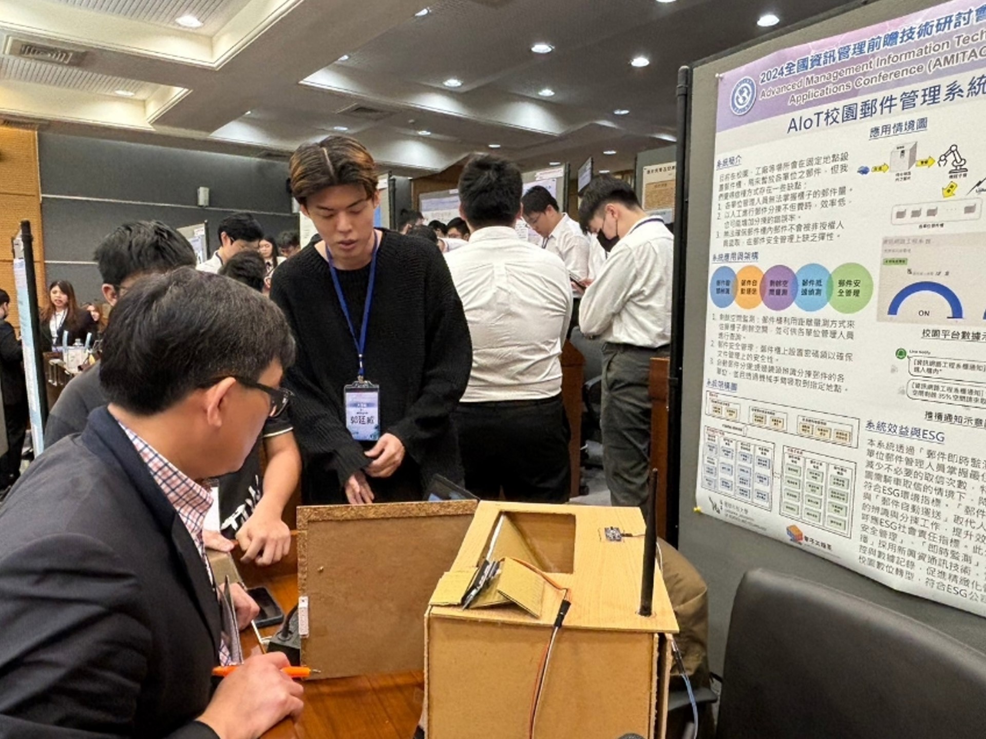 專題競賽參賽團隊向評審說明作品特色。