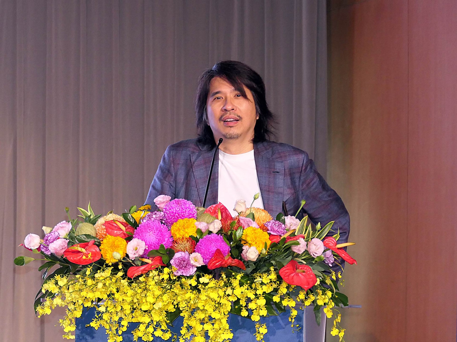 教育部葉丙成政務次長期勉龍華學子認真學習，為業界解決實際問題。