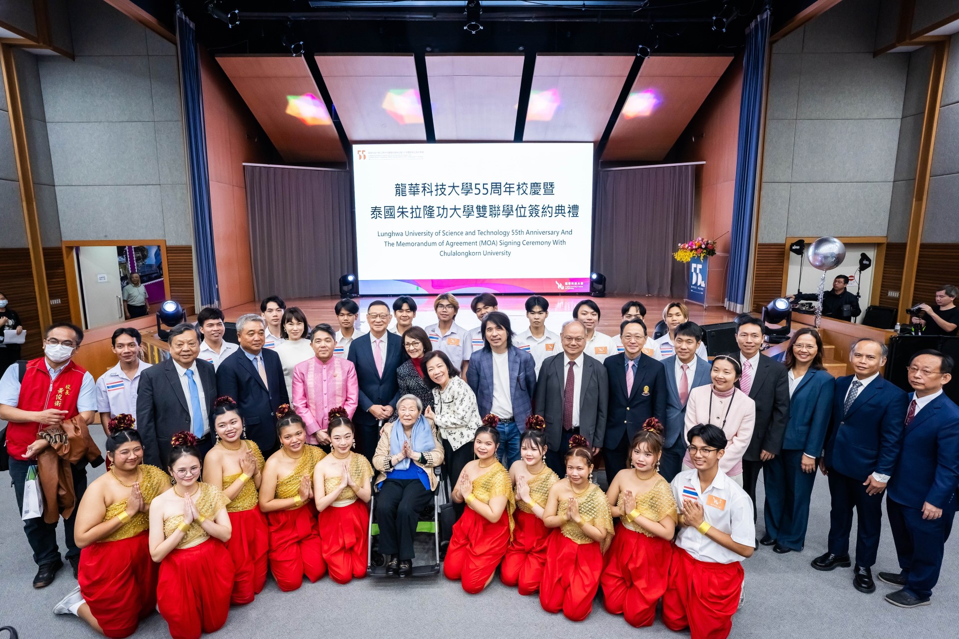 龍華科大創辦人孫陳淑娟女士、孫道亨董事長與師生、校友祝賀學校生日快樂。