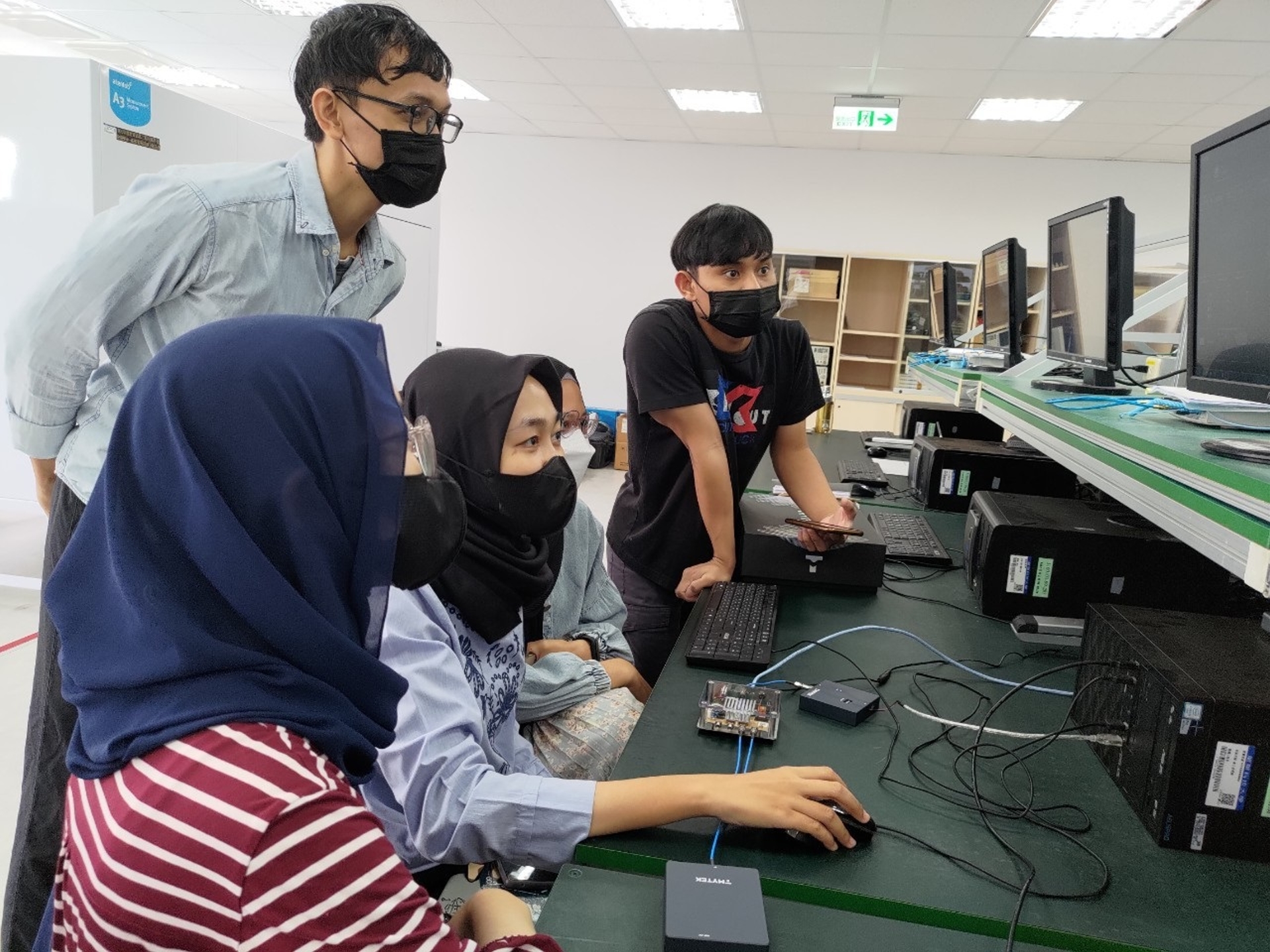 龍華科大各場域開設相關資通訊創新等培訓課程，培訓產業所需實務人才。