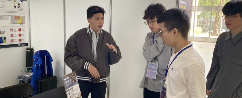 龍華科大邱智祥研究生(左)， 在AWPT展示毫米波無線電力傳輸教學案例階段成果。
