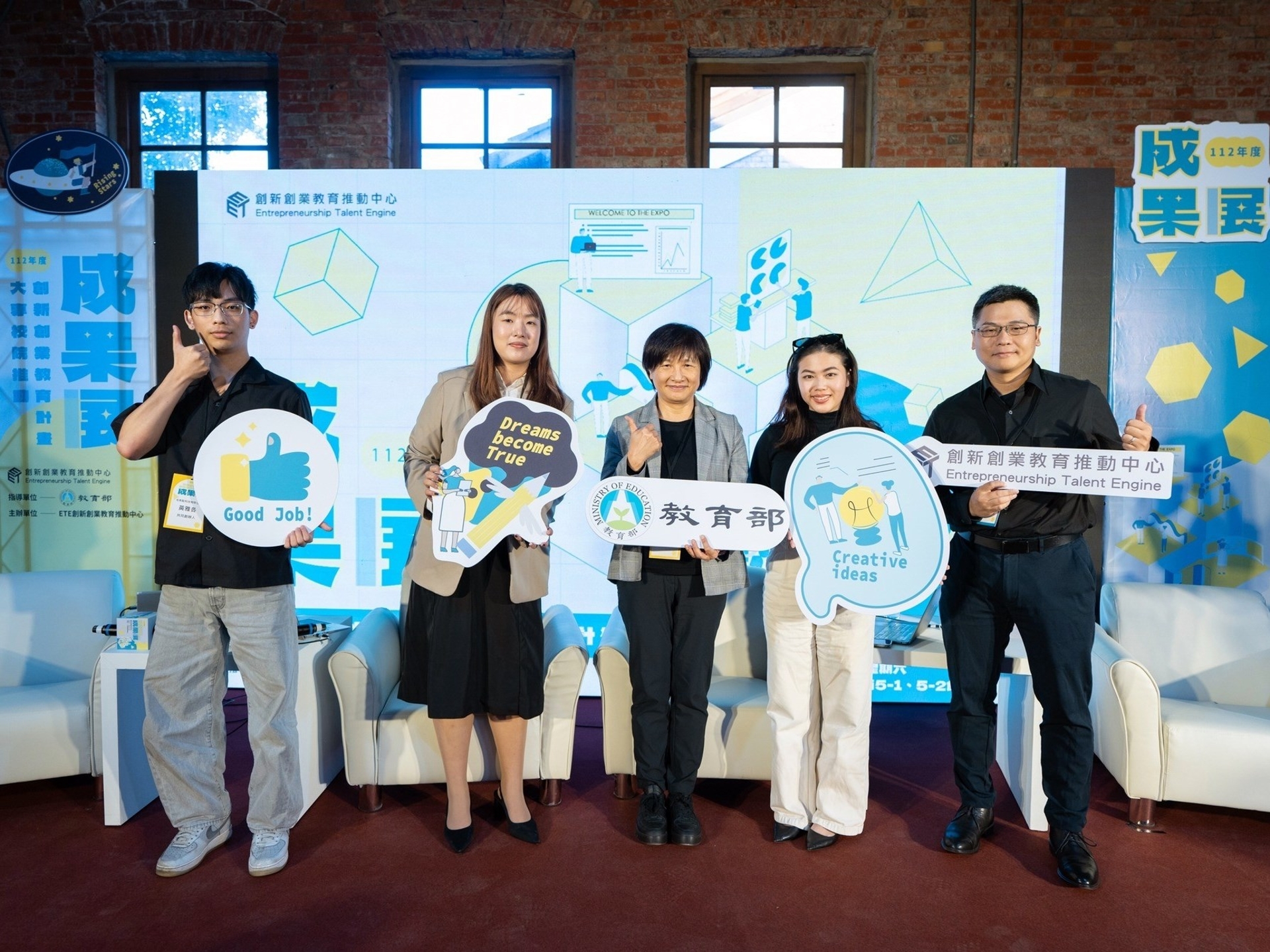 教育部高教司李惠敏專門委員(中)與Gaiabit毛焦點科技公司資訊長黃雅各(左1)合影。