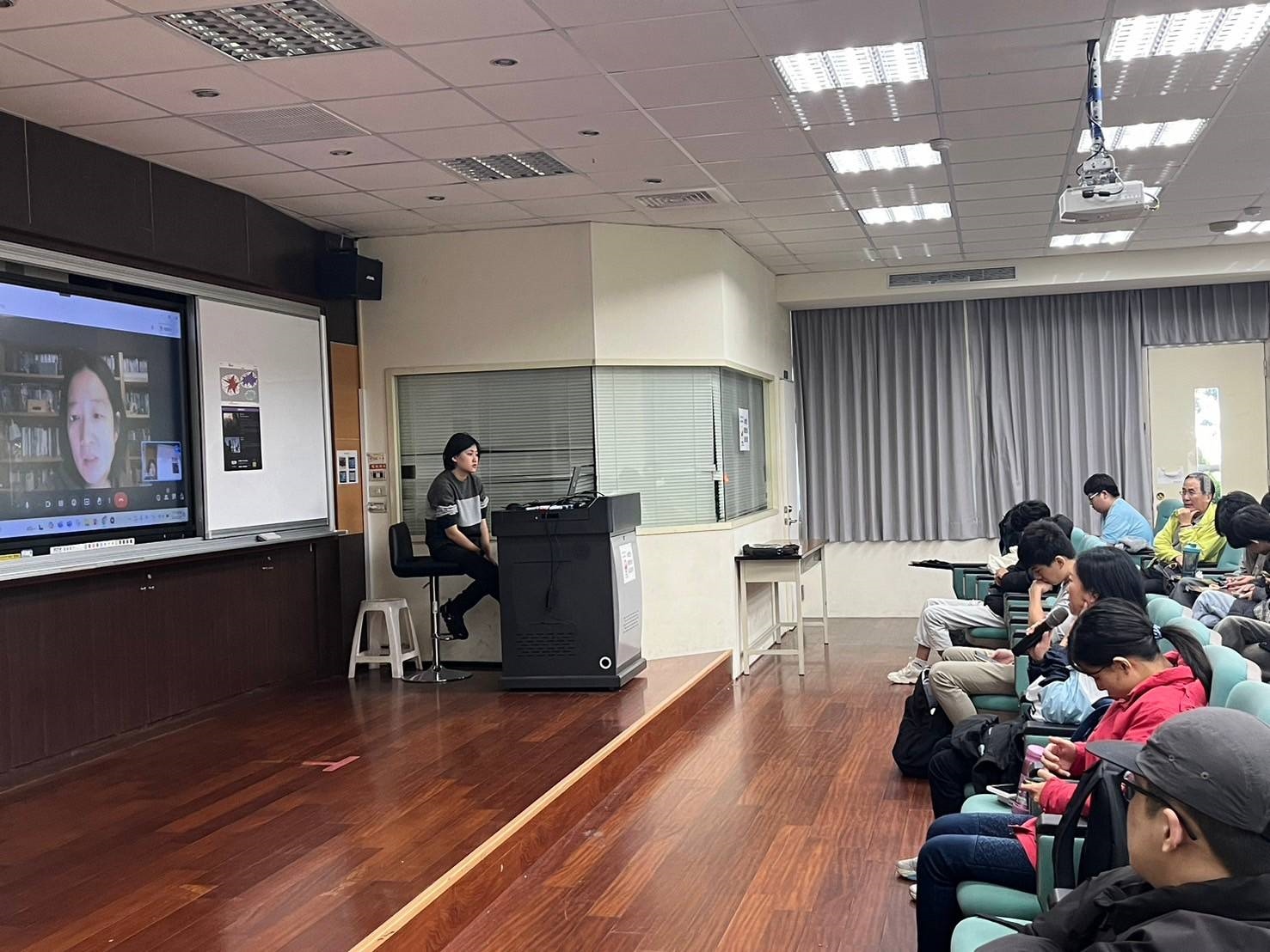 《初始之地》導演朱韻恬線上與龍華師生分享影片創作理念與拍製歷程。