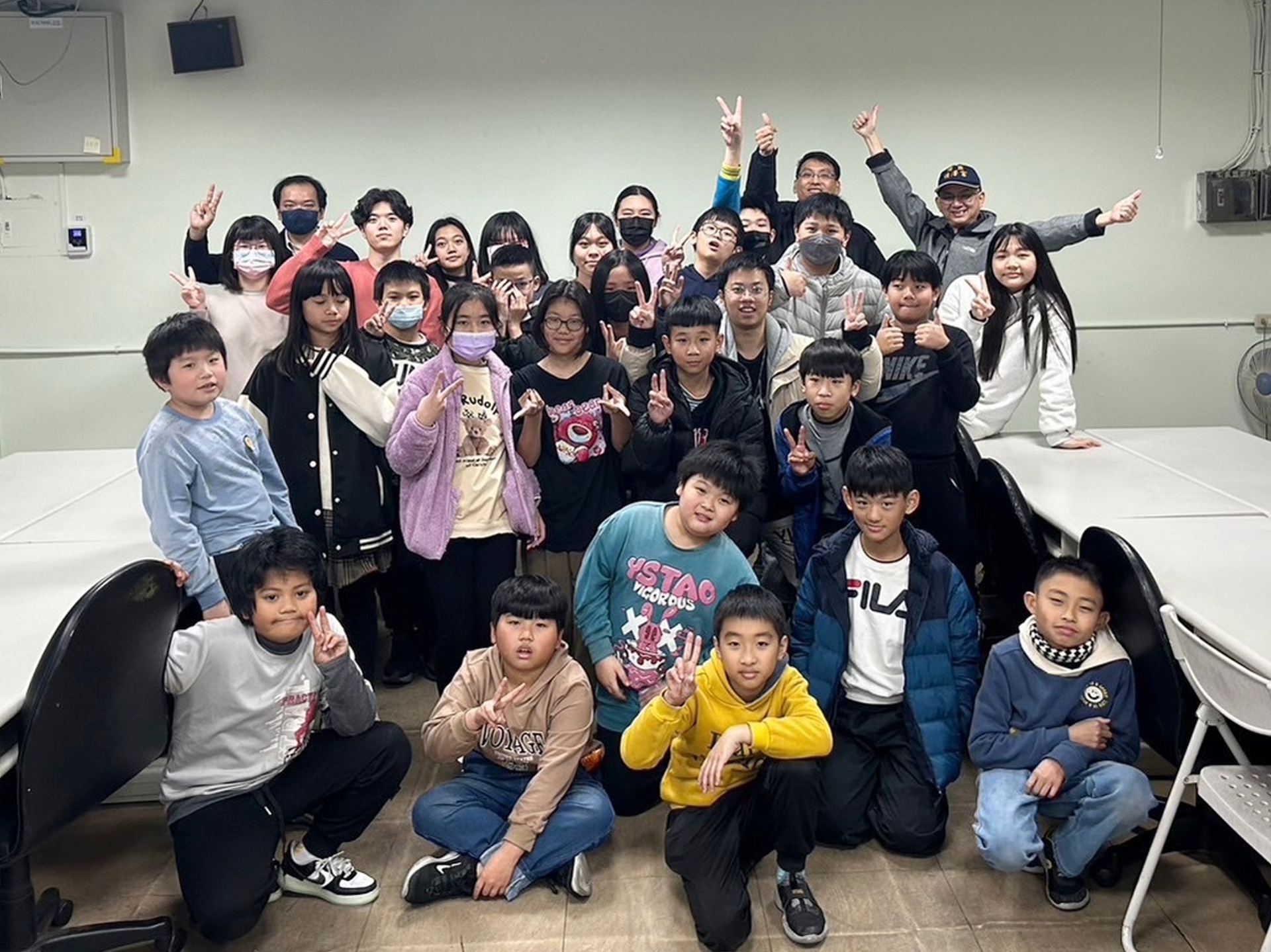 龍華科大資管系藍鵲資訊志工團隊，引領桃市壽山國小學童體驗光環板科技應用。