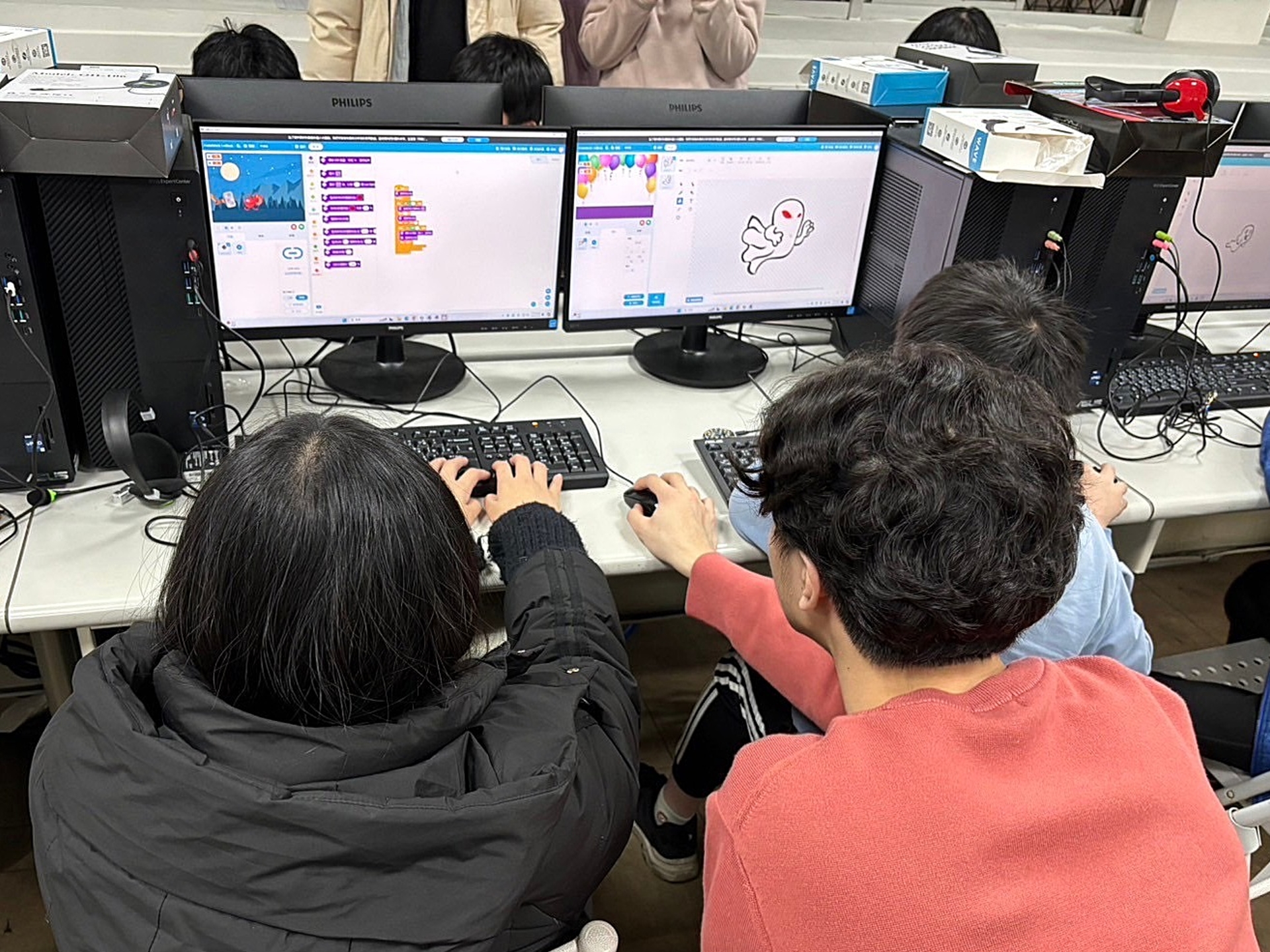賴龍華USR團隊營隊課程設計豐富多樣的科技學習活動，增進學童運算思維能力。