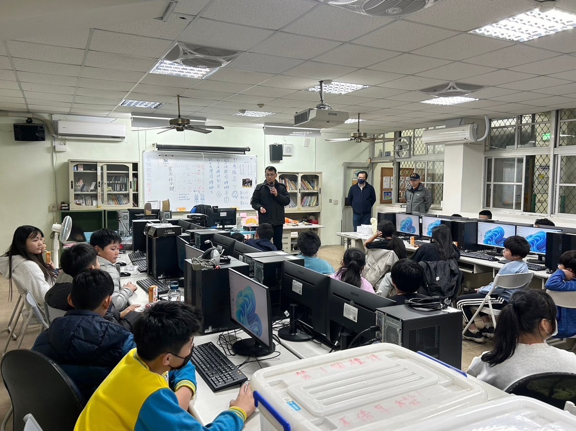 龍華USR團隊以寓教於樂的方式，提升學童科技運用能力與資訊素養。