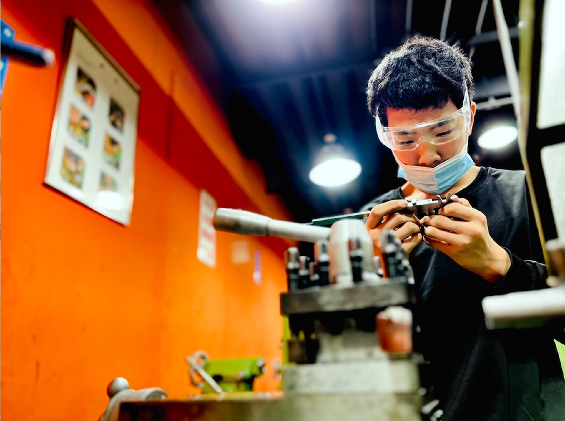 龍華學子在學校即能接受扎實完整的實作訓練，畢業生普獲企業青睞。