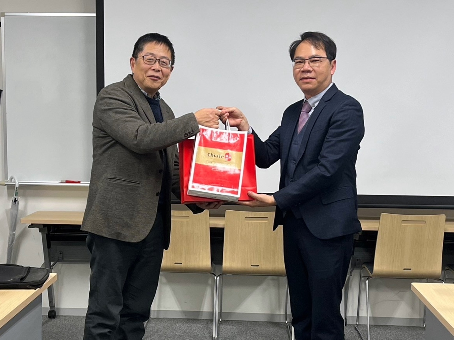 龍華科大陳逸謙教授(右)微波通訊元件實驗室研究團隊赴日本東北大學參訪。