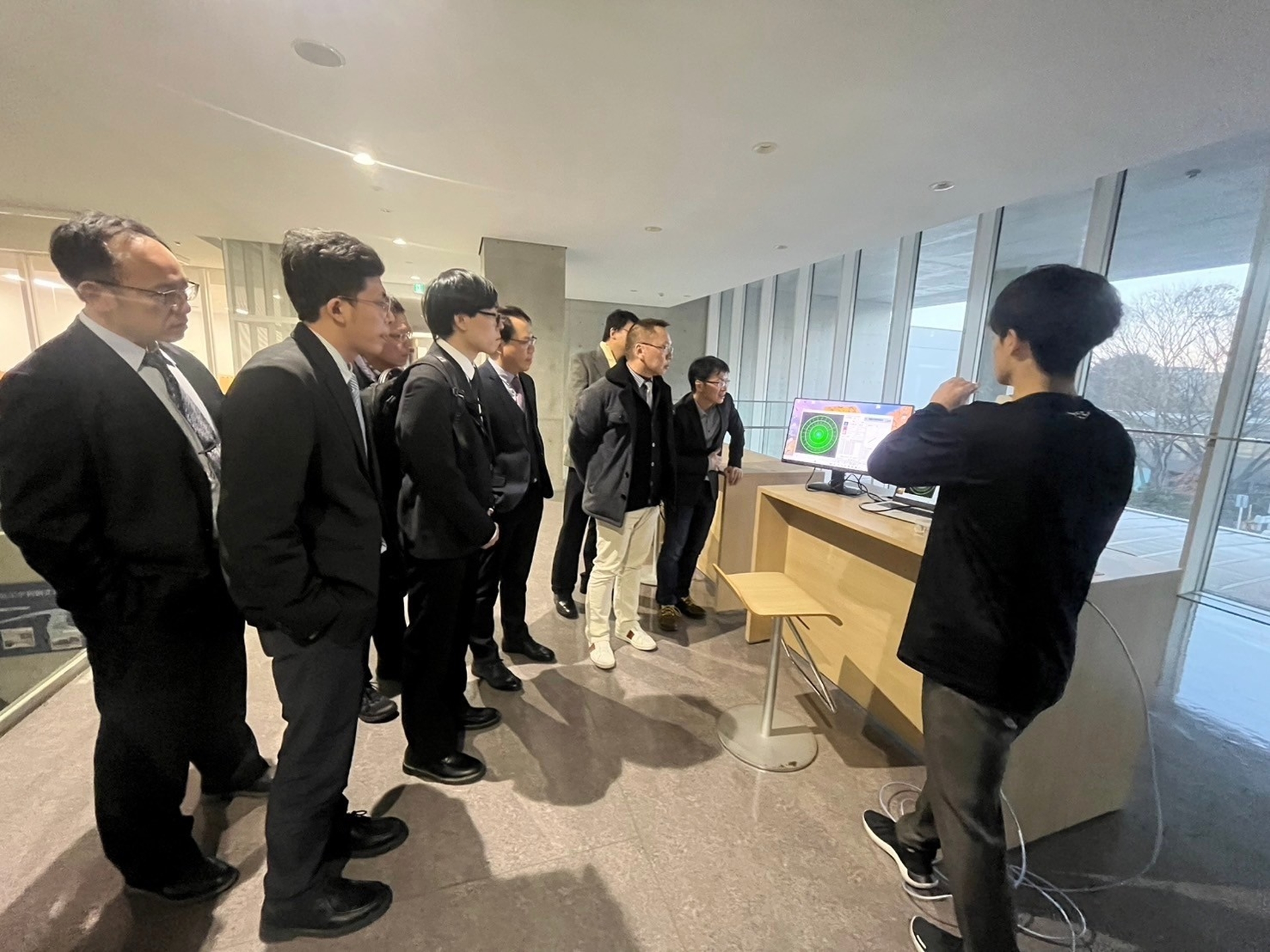 龍華科大學子向日本東北大學研究人員介紹相關領域最新研究結果。