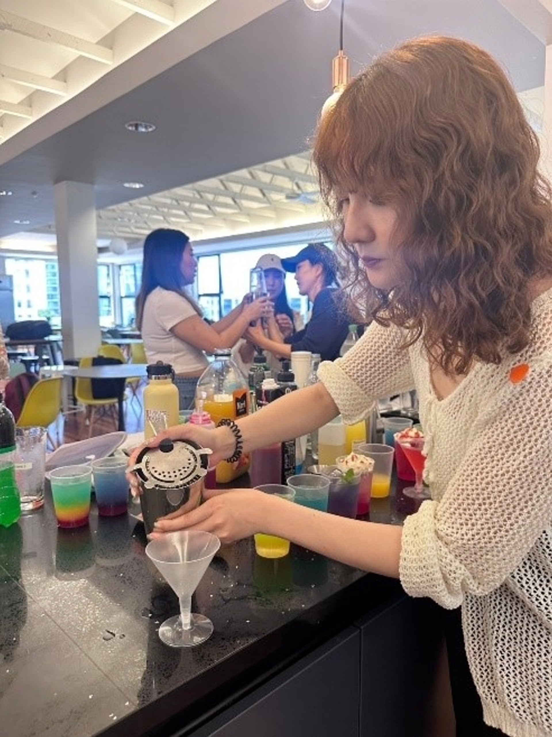 龍華學子於海外實習參與酒店管理課程，學習到多項專業技能。