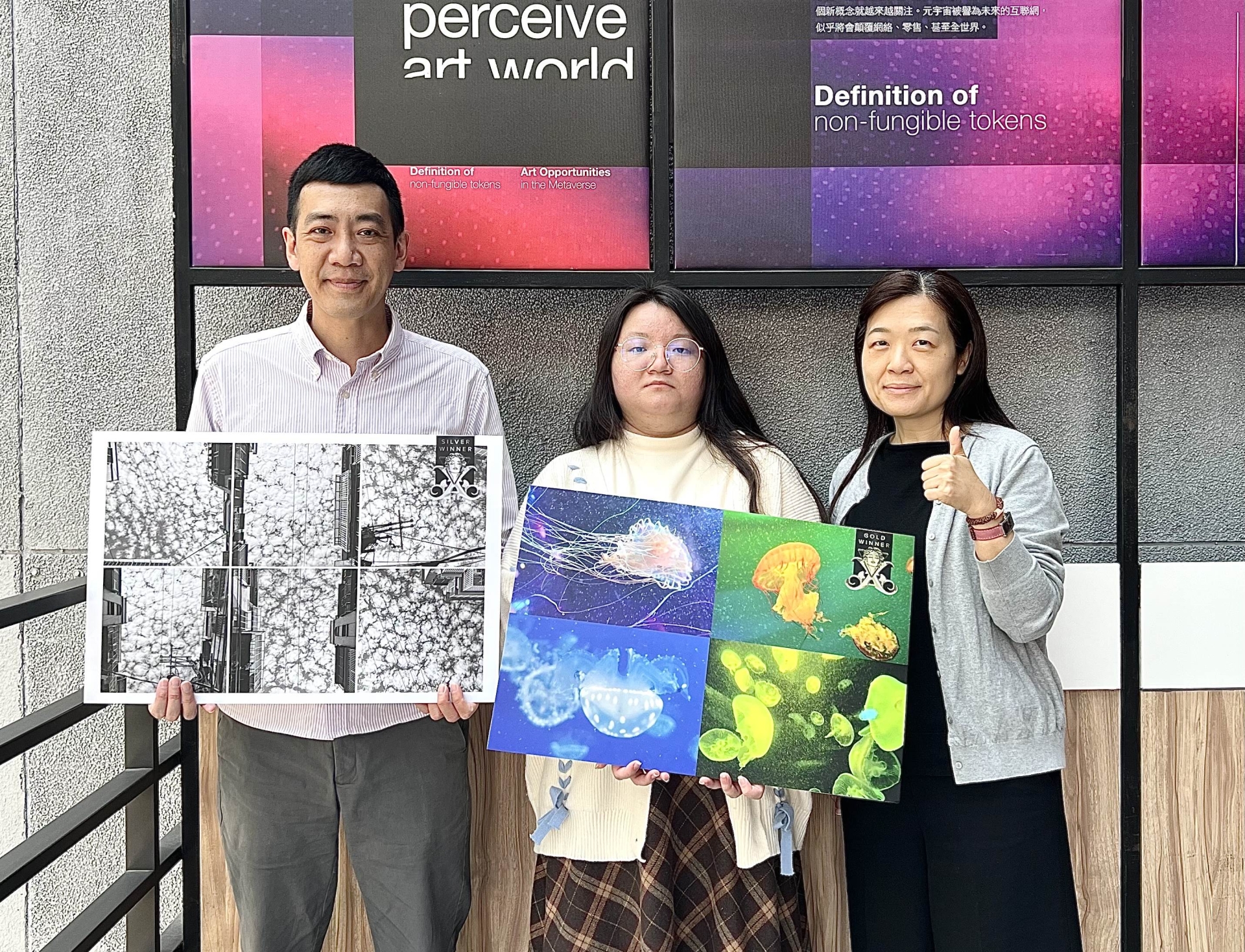 龍華科大文創系學生楊羿涵(中)、老師洪睿杰(左)，榮獲2025美國繆思攝影大獎金、銀獎。