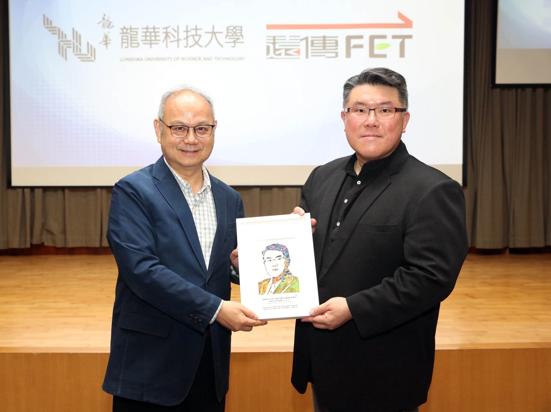 葛校長致贈紀念品，感謝胡副總精闢分享。