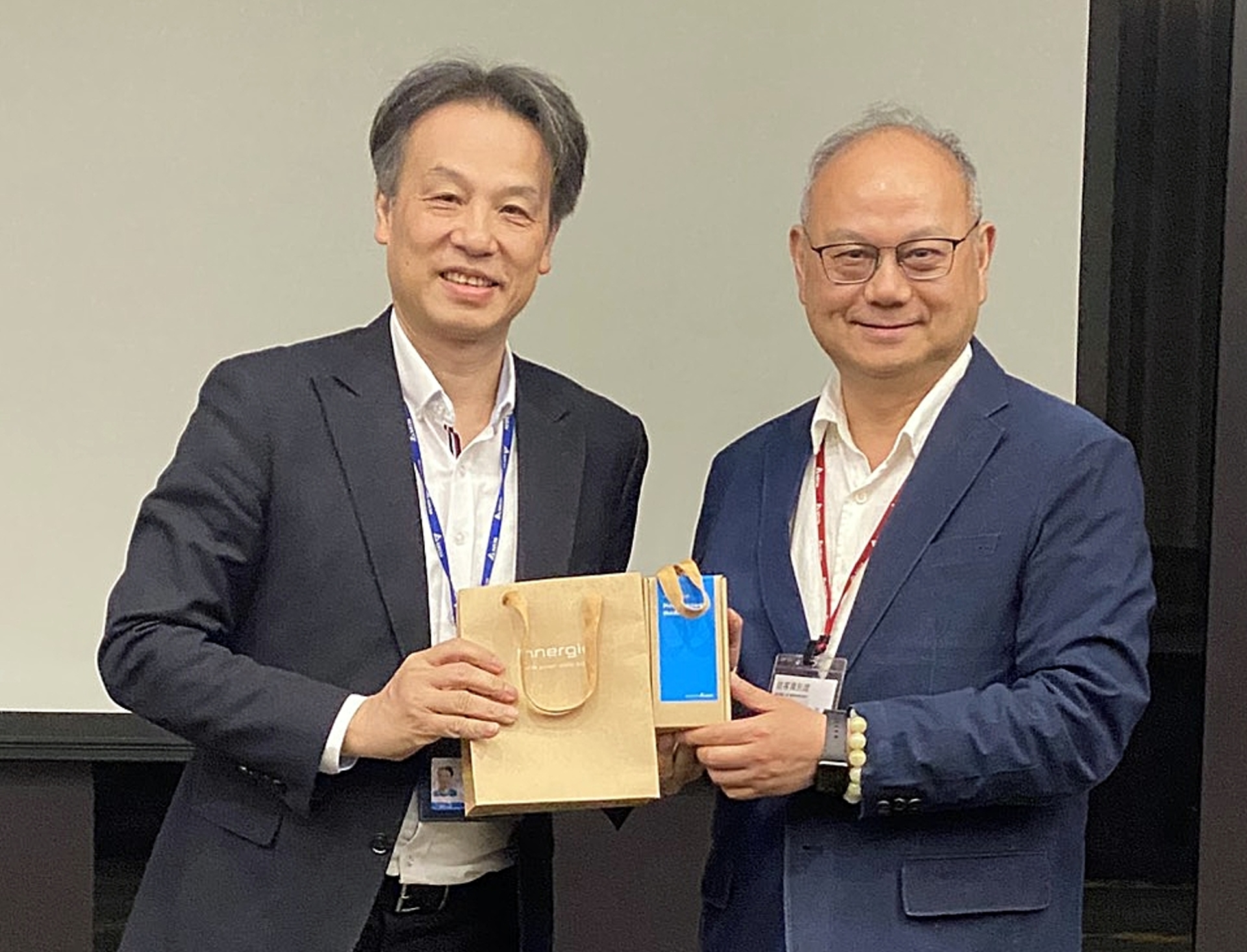 台達電全球人資長陳啟禎、龍華科大校長葛自祥(右)，互贈紀念禮品。