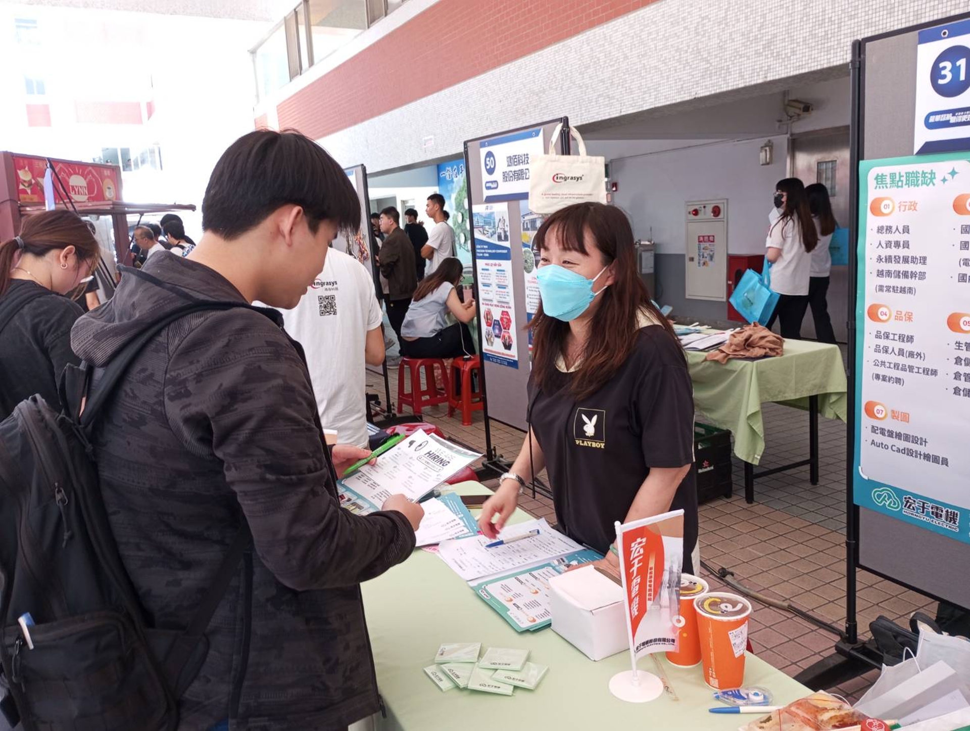 校園徵才現場，畢業學子積極與廠商面談與諮詢，瞭解產業現況。