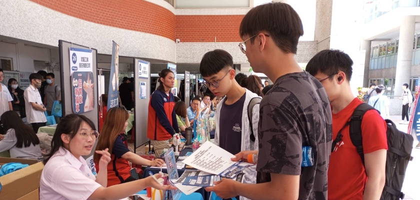 龍華科大舉辦2025校園徵才博覽會，逾2200個職缺協助學子開薪就業。