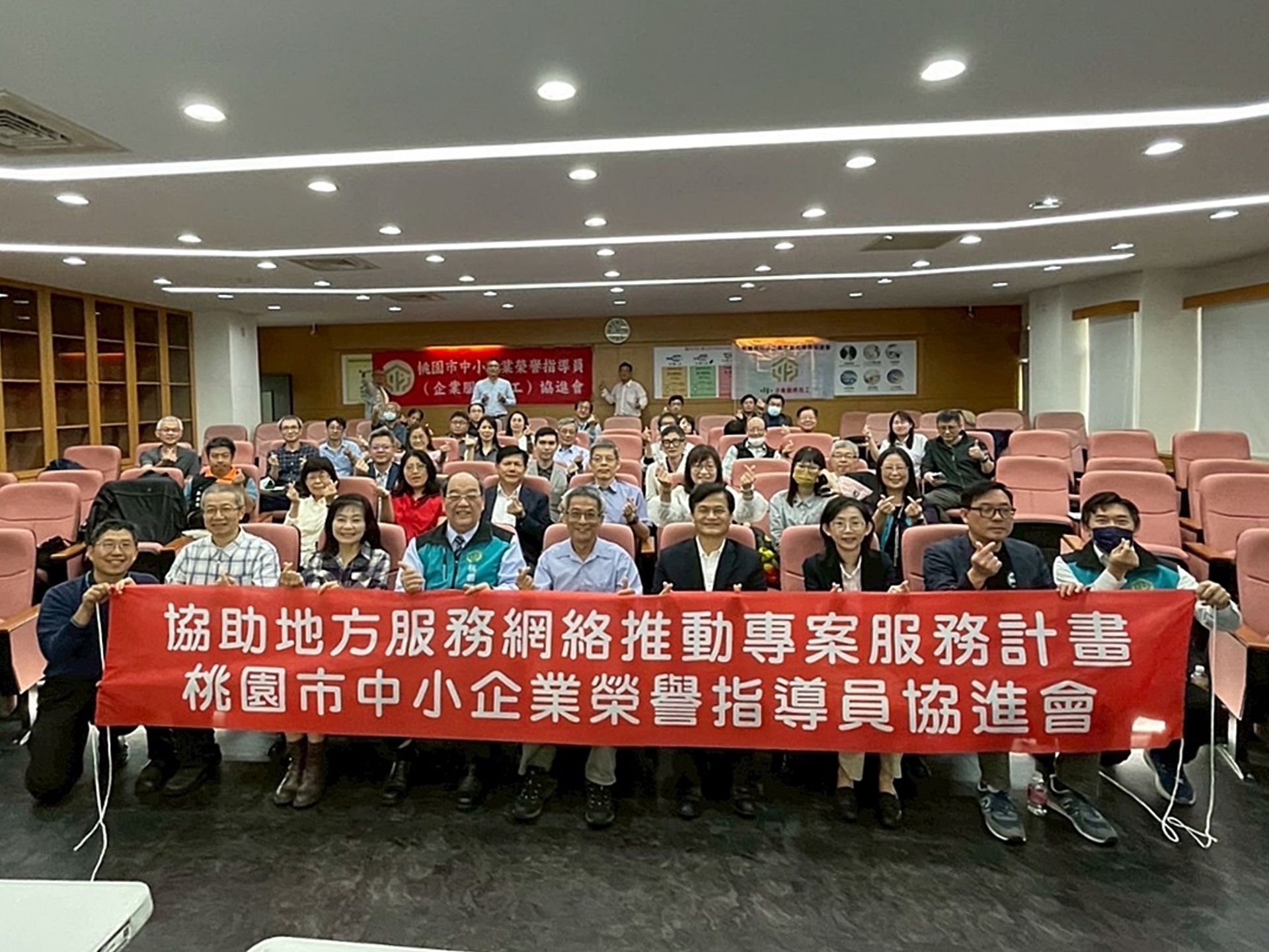 龍華科大舉辦2025人工智慧於雙軸轉型之運用及發展趨勢論壇，與會人員合影。