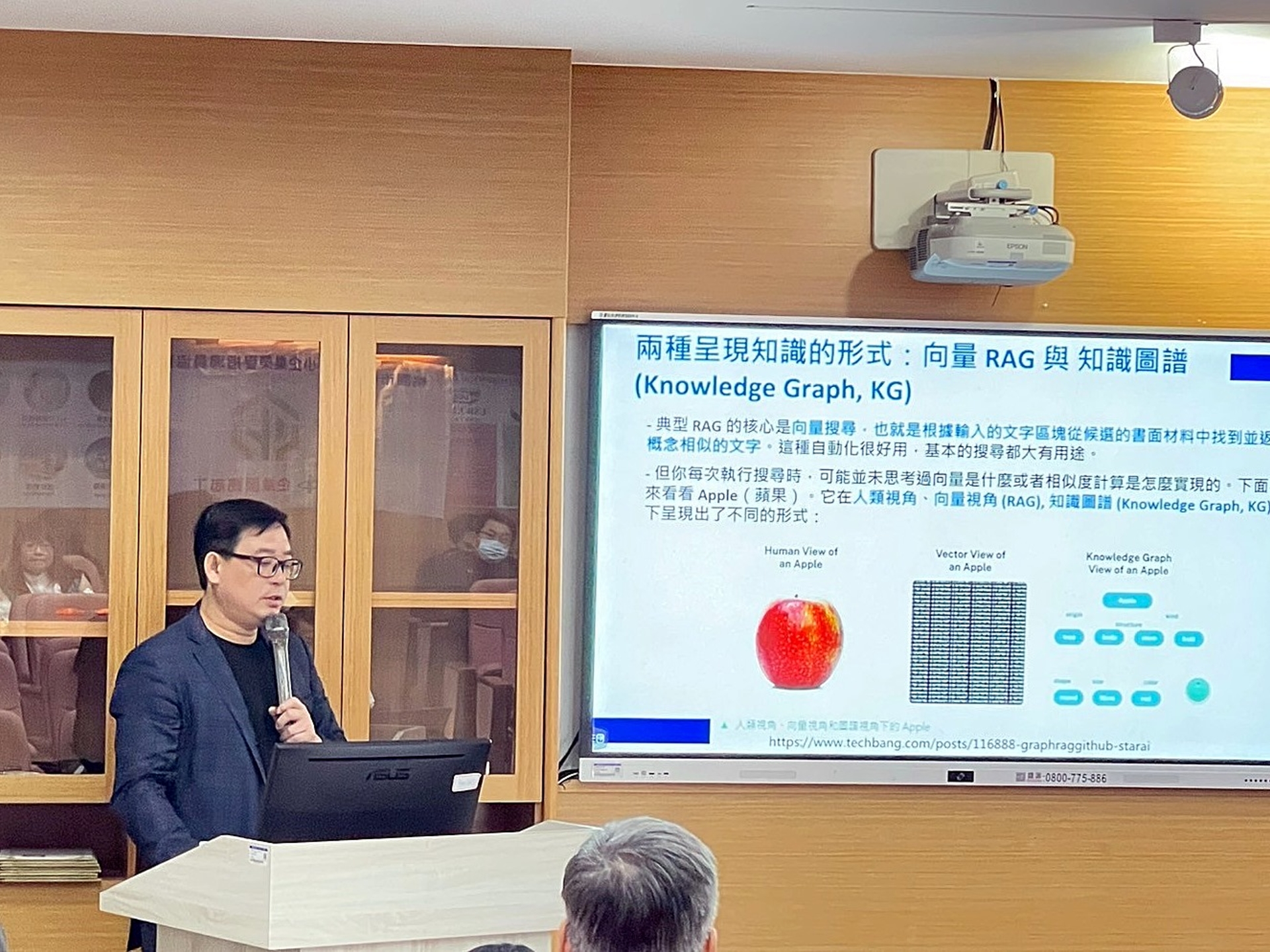 龍華科大說明在機電整合、AI演算法、數位內容與永續應用等領域研發成果。