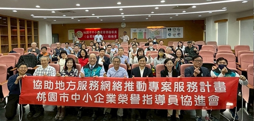 龍華科大舉辦2025人工智慧於雙軸轉型之運用及發展趨勢論壇，與會人員合影。