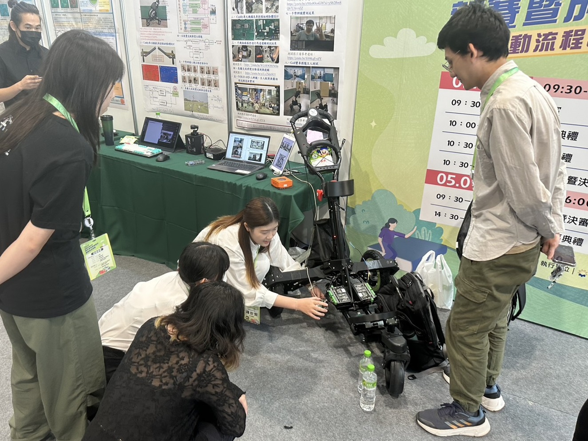 龍吳常熙師生團隊研製出「具高爾夫球落點定位與跟隨之Caddy車系統之研製」作品。