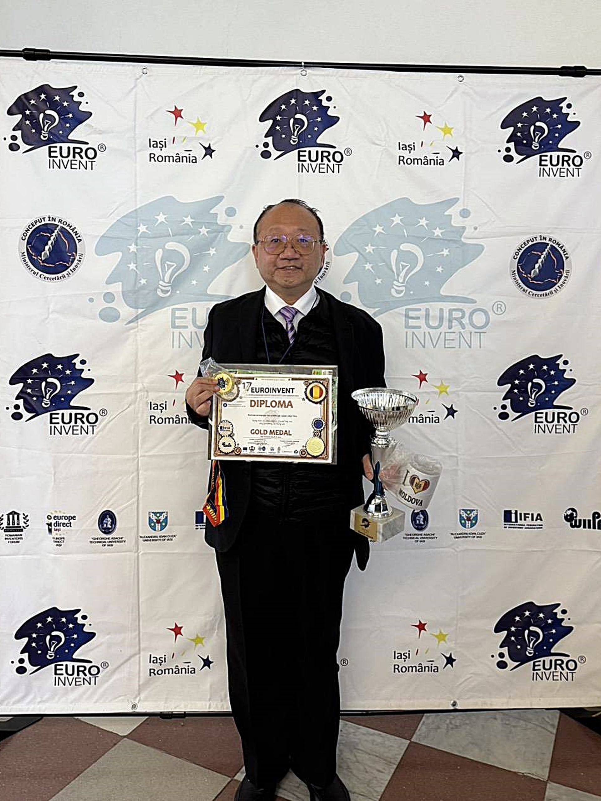 林宗新師生團隊以《提升銅合金薄膜穩定性的方法》作品，展現研發實力。