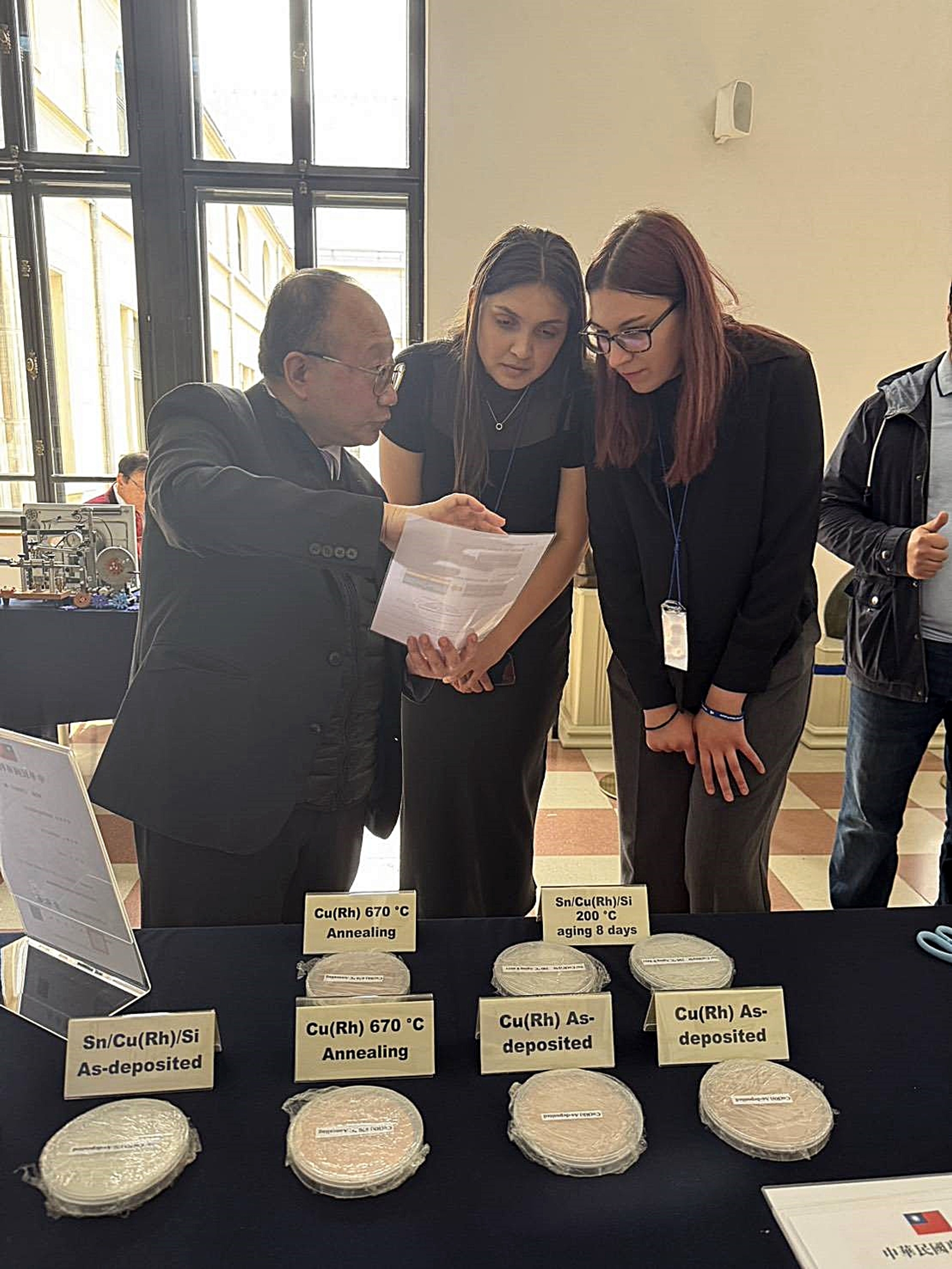 林宗新副教授在展場說明作品特色並與同行進行深入交流。