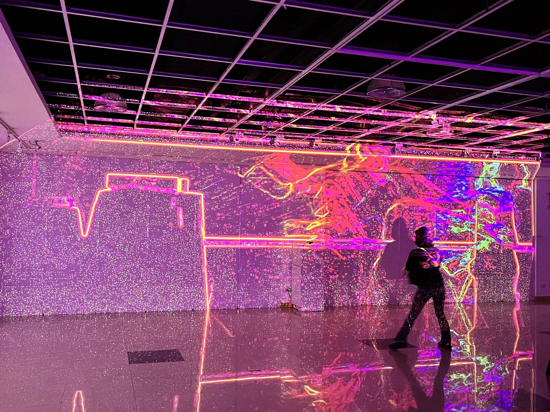 「Bit Flow：流光未來」藝術展激發觀者在數位空間中的參與感與互動性。