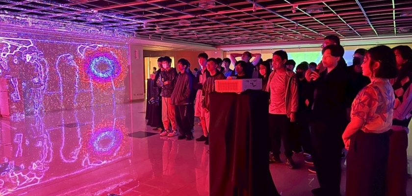 旅韓藝術家郭庭貽與韓國藝術家趙保旼、崔智優，為觀者解釋作品意涵。