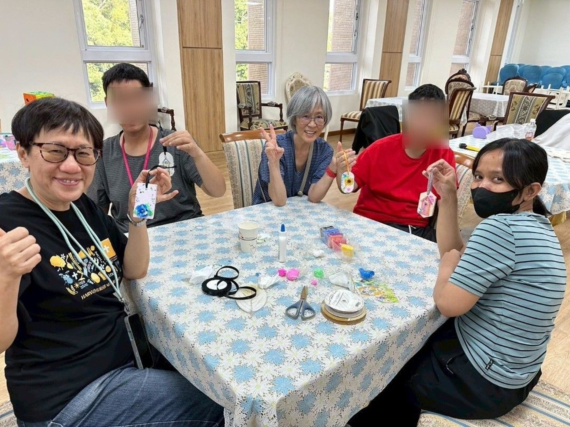 特教生戴上頭盔參與VR科技體驗。