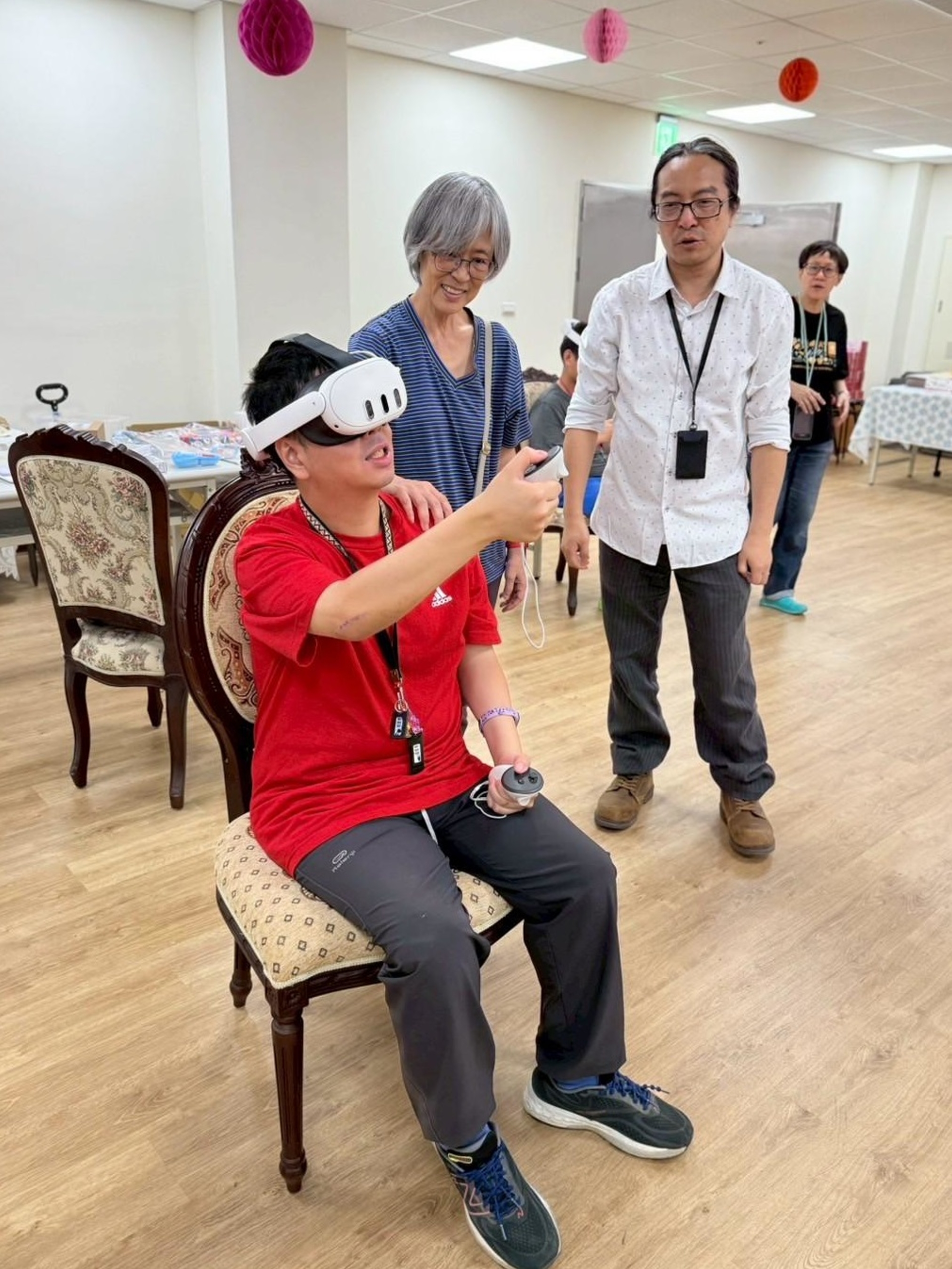 特教生用咖啡渣染拓印進行藝術創作。