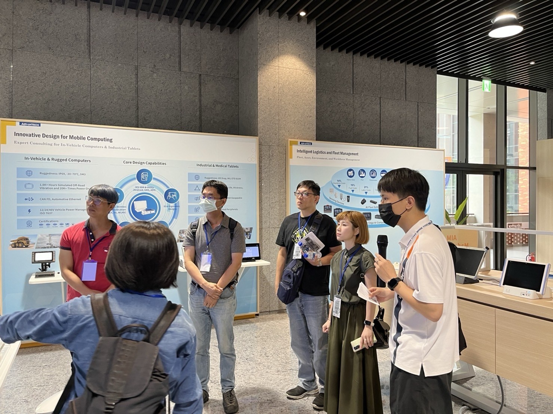 龍產業新手村見學團成員參觀研華科技AIoT智能共創園區。