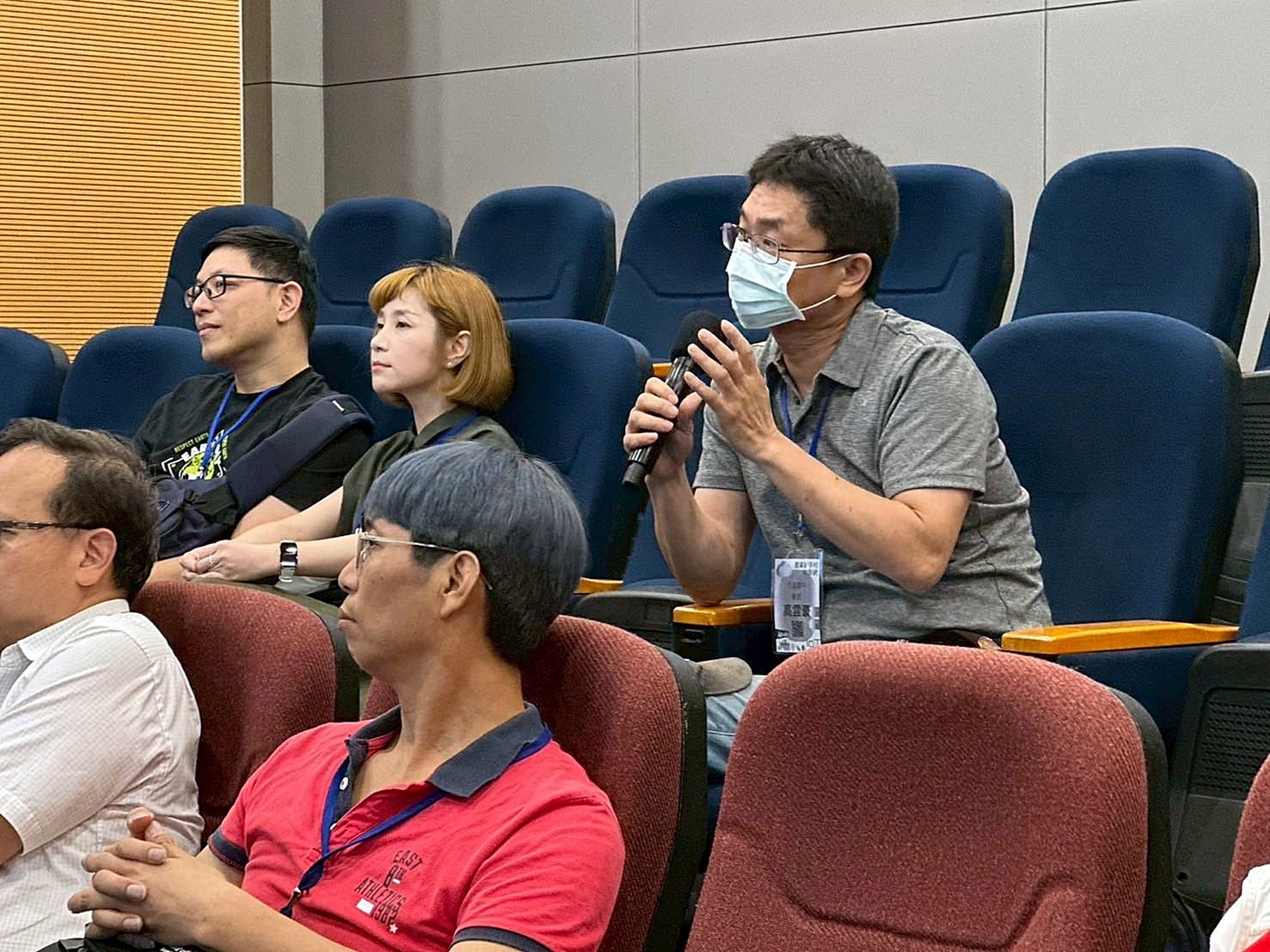 產業新手村見學團師長詢問關於實習與升學各項細節。