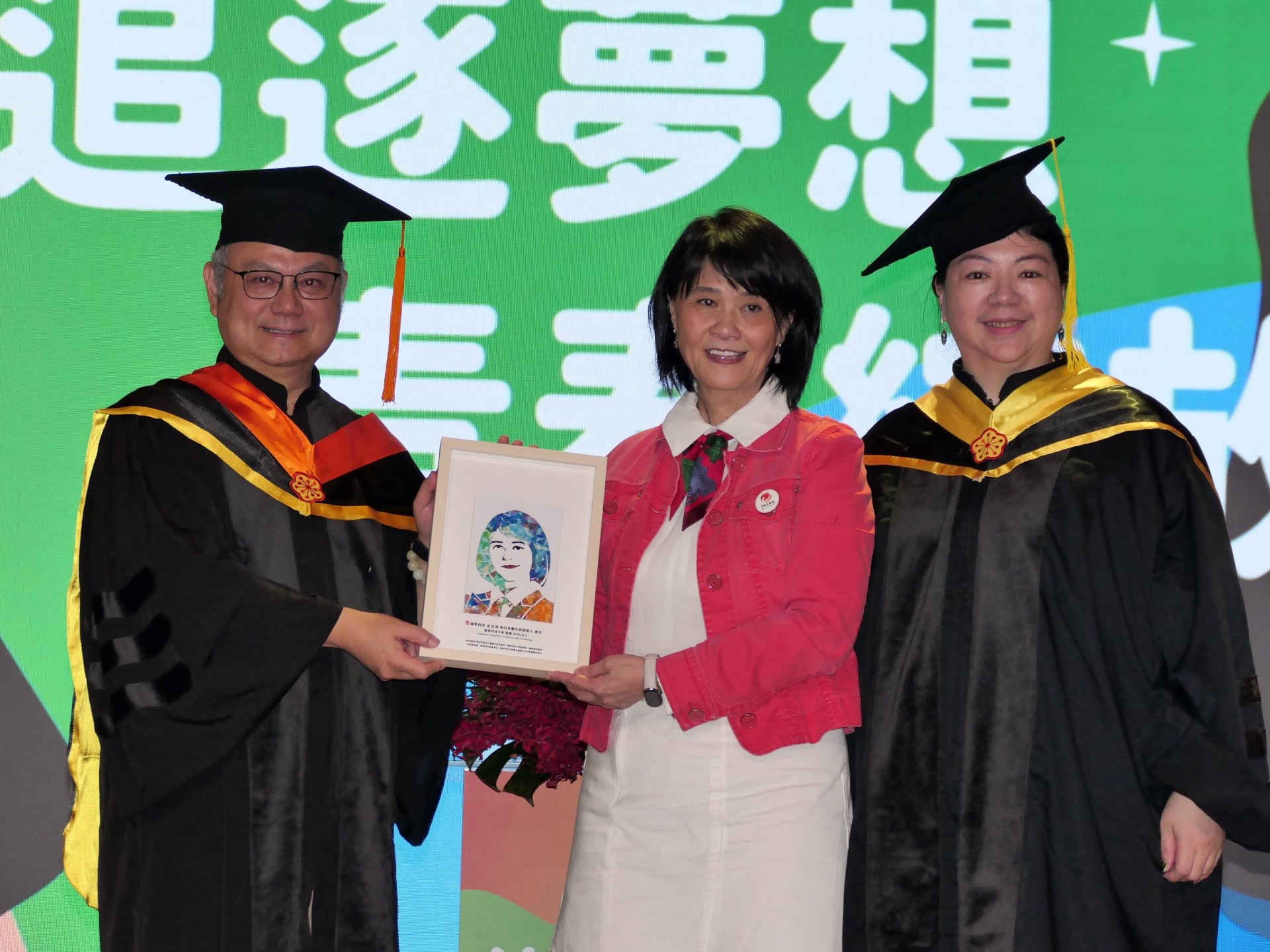 趨勢科技執行長陳怡樺致詞勉學子擁抱自由意識，善用AI發揮所學。