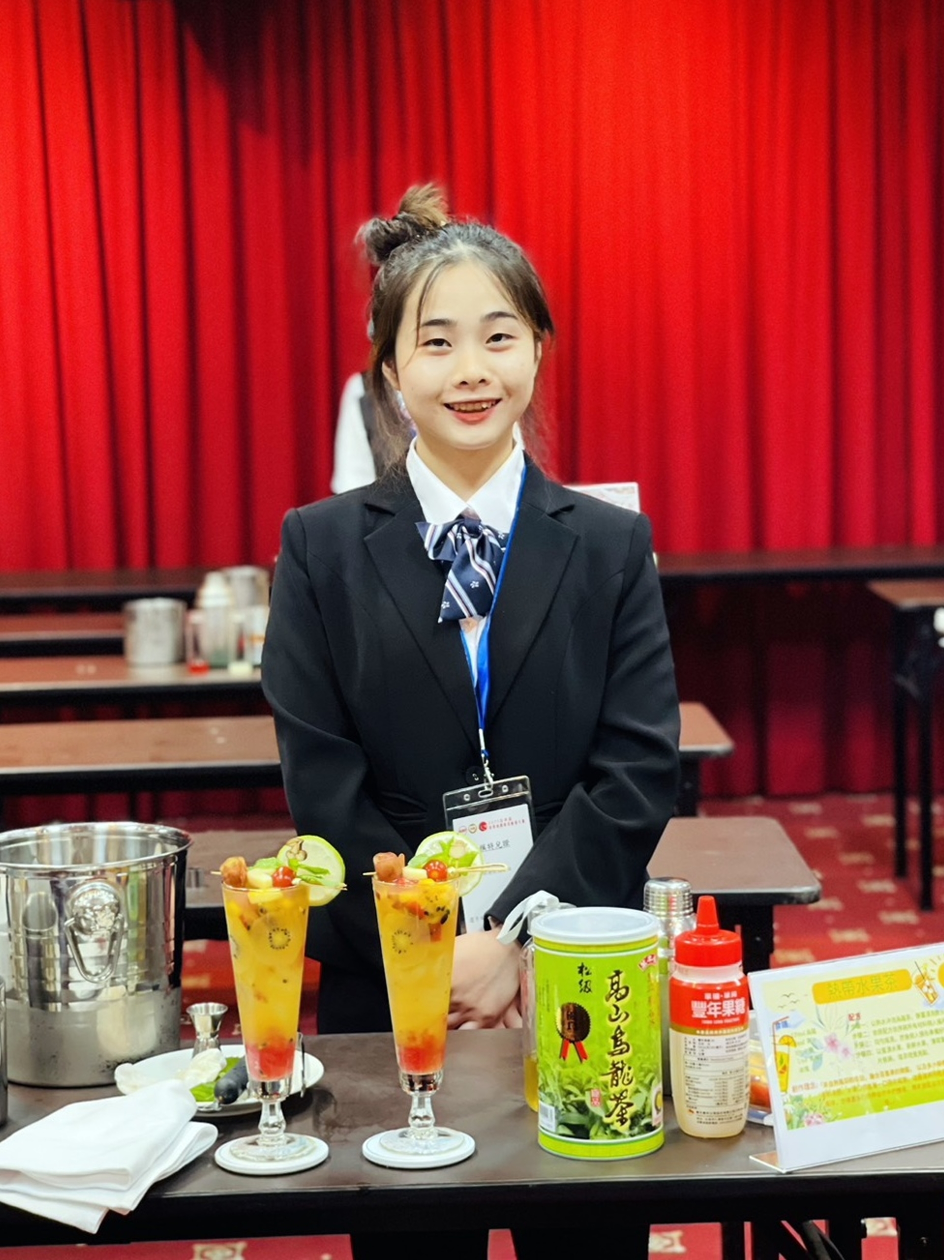 越生黃氏紅絨結合生活中喝茶經驗，作品「熱帶水果茶」奪「調茶師潮飲組」金牌。