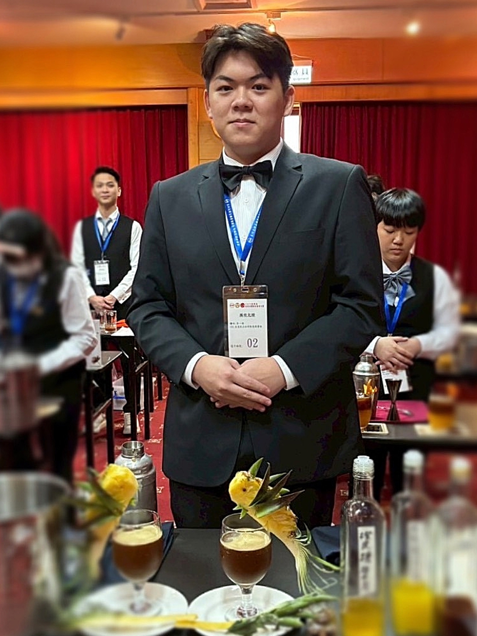 觀休系簡嘉德以鳳梨為題發揮創意，「鳳凰來儀」獲「創意飲品咖啡動態組」銀牌。