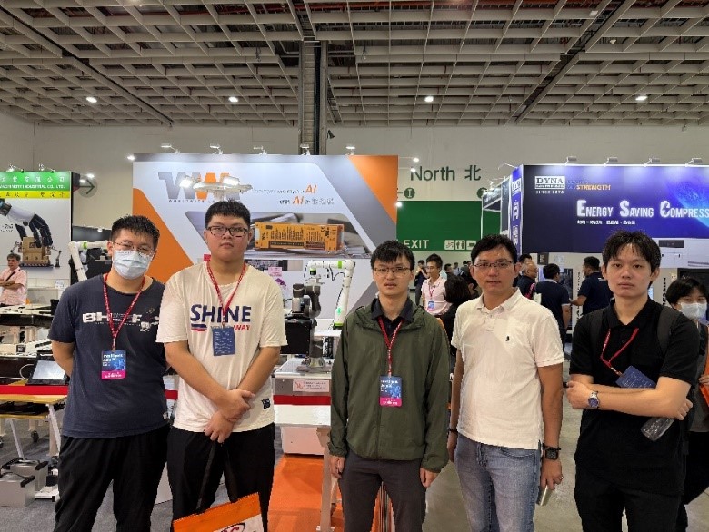 龍華科大機械系沈志陽老師與研究生周禹廷於台灣智慧自動化與機器人協會（TAIROA）產學合作專區。