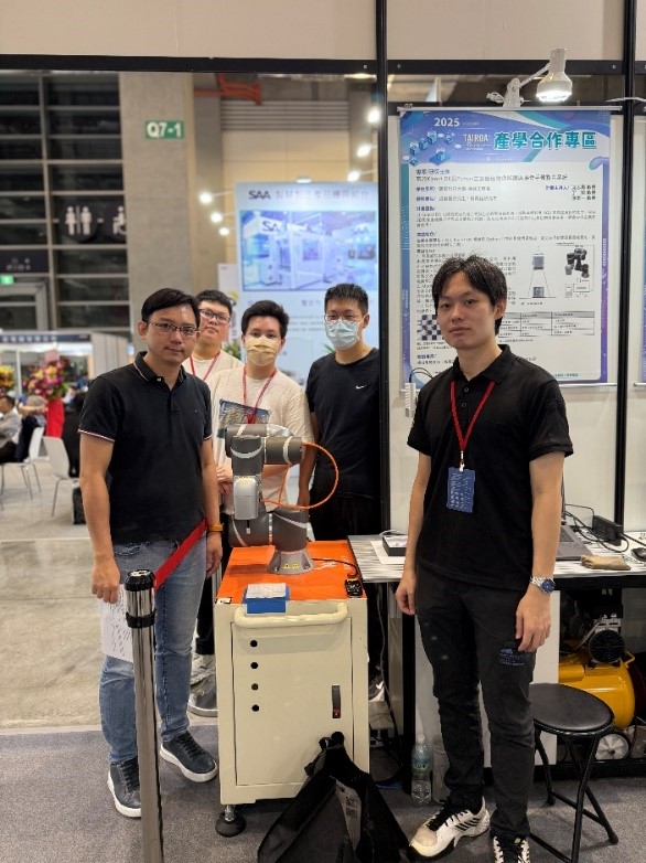 龍華科大機械系研究生張宸愷出席台灣智慧自動化與機器人協會（TAIROA）產學合作展。