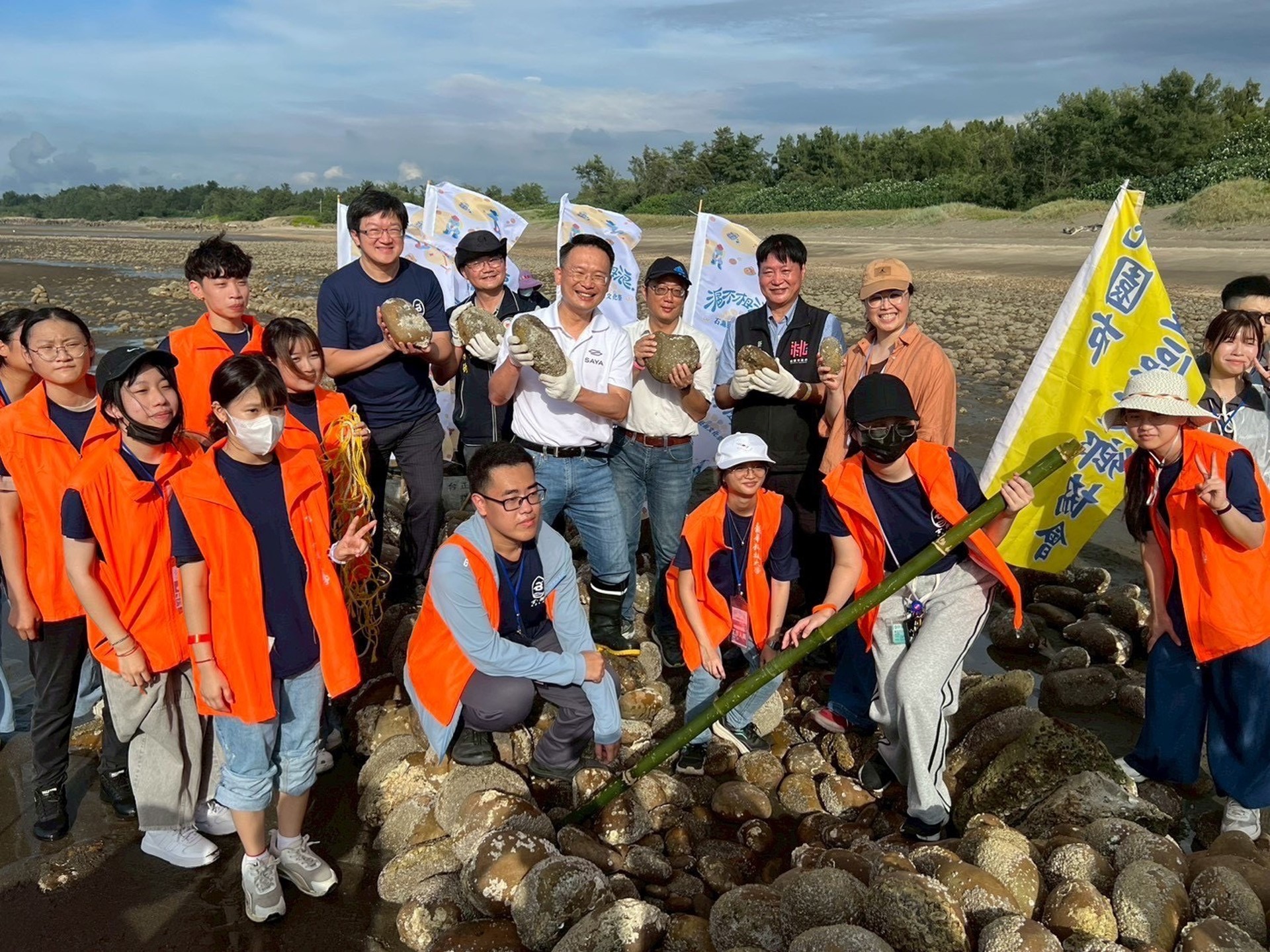 桃園市政府蘇俊賓副市長與龍華科技大學師生及在地居民攜手築滬，親身體驗傳統石滬工法。