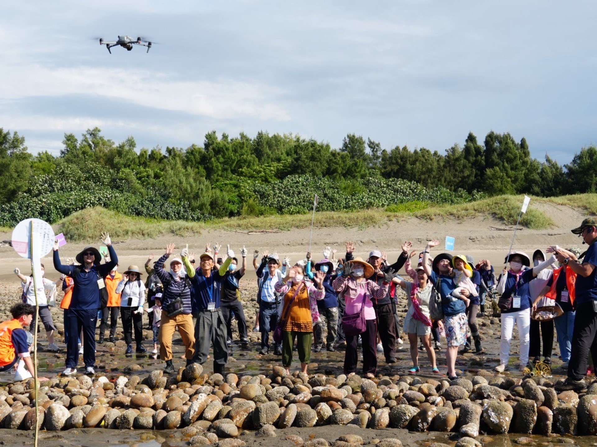 參與者透過「百工築滬」行動，體驗搬石、堆砌與接力合作，深刻感受百年石滬智慧與海洋文化價值。