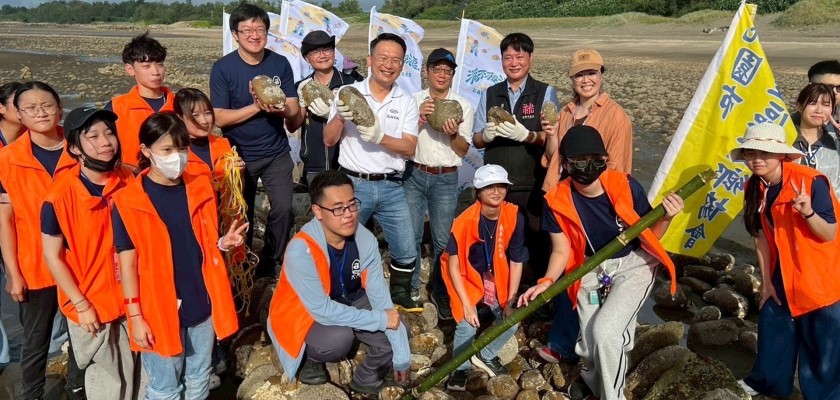 桃園市政府蘇俊賓副市長與龍華科技大學師生及在地居民攜手築滬，親身體驗傳統石滬工法。