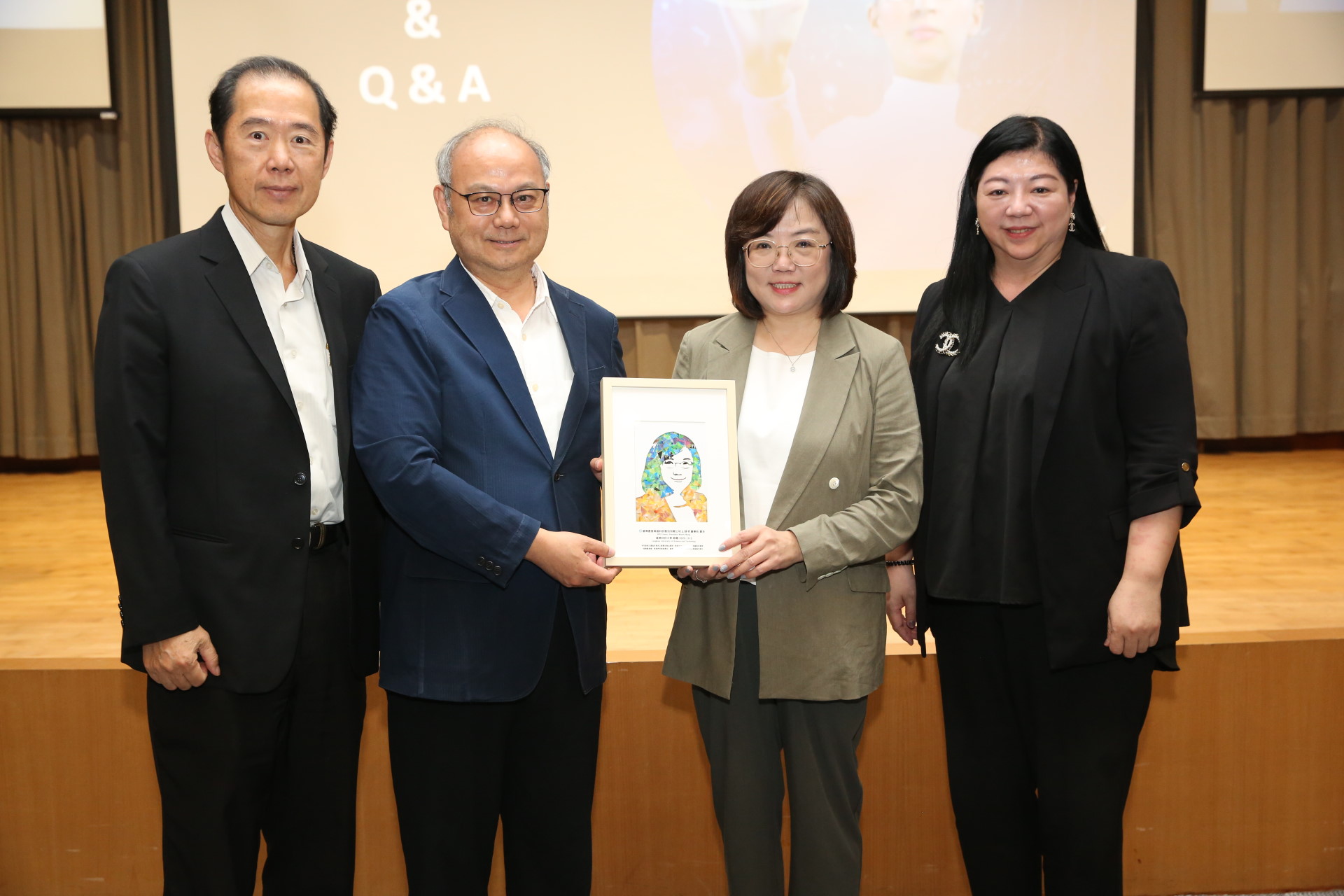 龍華科大致贈以海廢再生素材製作之文創紀念品，呼應永續與創新主題。