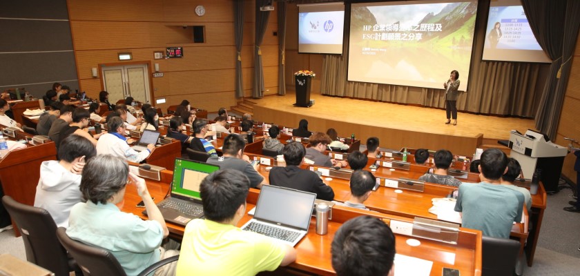 惠普資訊董事長王靜秀於龍華科大分享組織變革與ESG實踐，現場座無虛席。