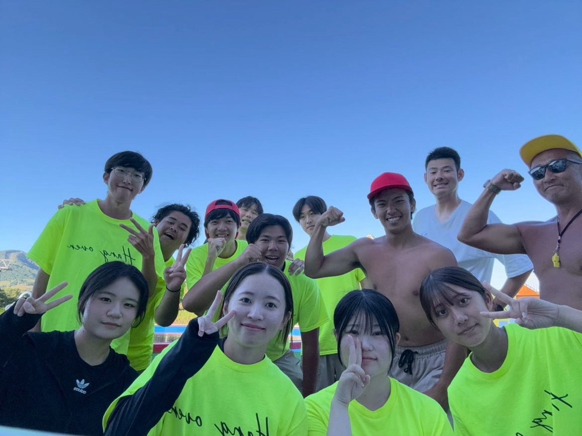 龍華科大應外系學生於日本北海道留壽都渡假飯店與不同國籍同事合影。第一排最左為應外系林筠芳，第二排最左為應外系林宗穎。