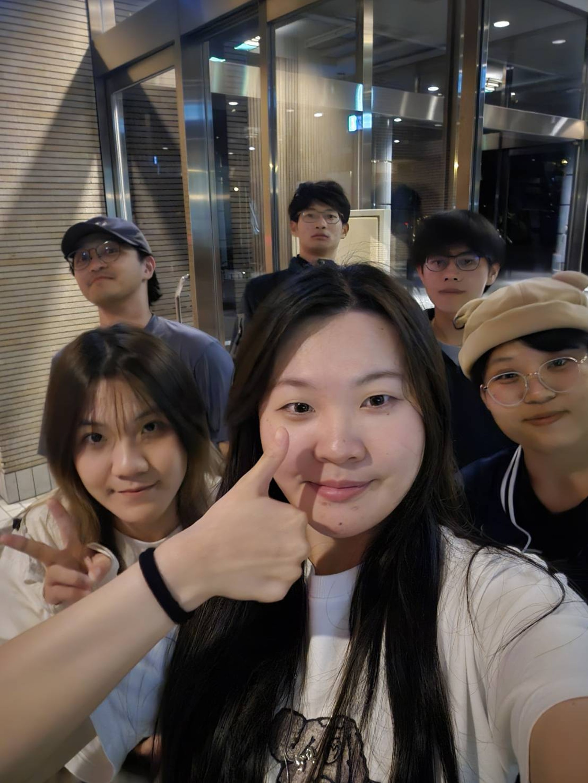 龍華科大應用外語系學生於北海道留壽都渡假飯店餐廳後台合影。第一排中間為應外系李懿芯。