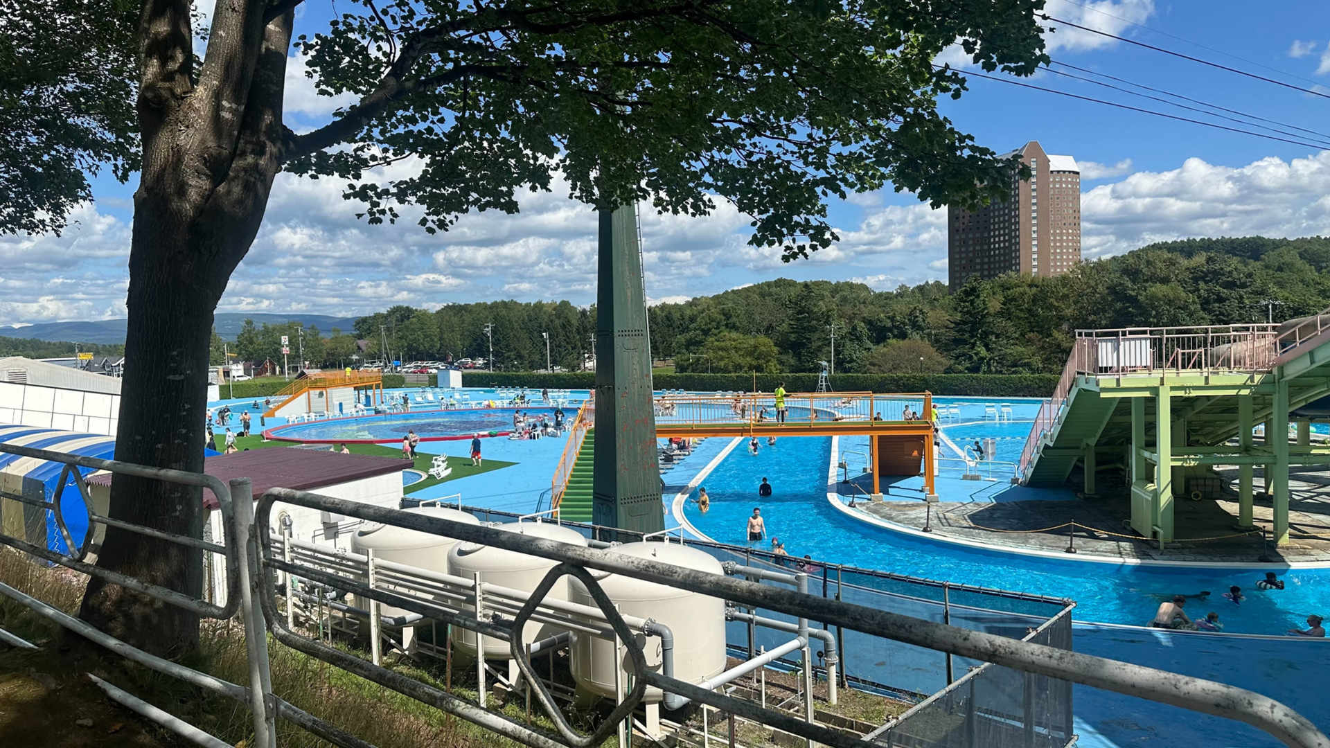 北海道留壽都渡假飯店及會議中心外觀，設有大型戶外泳池與豐富休閒設施，是學生實習與學習國際旅宿文化的重要場域