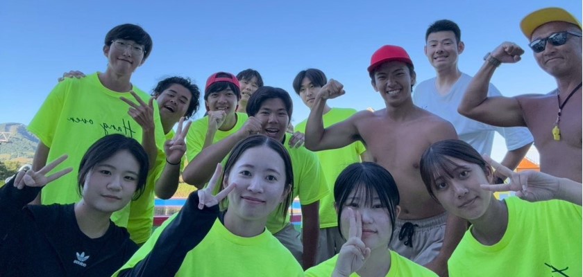 龍華科大應外系學生於日本北海道留壽都渡假飯店與不同國籍同事合影。第一排最左為應外系林筠芳，第二排最左為應外系林宗穎。