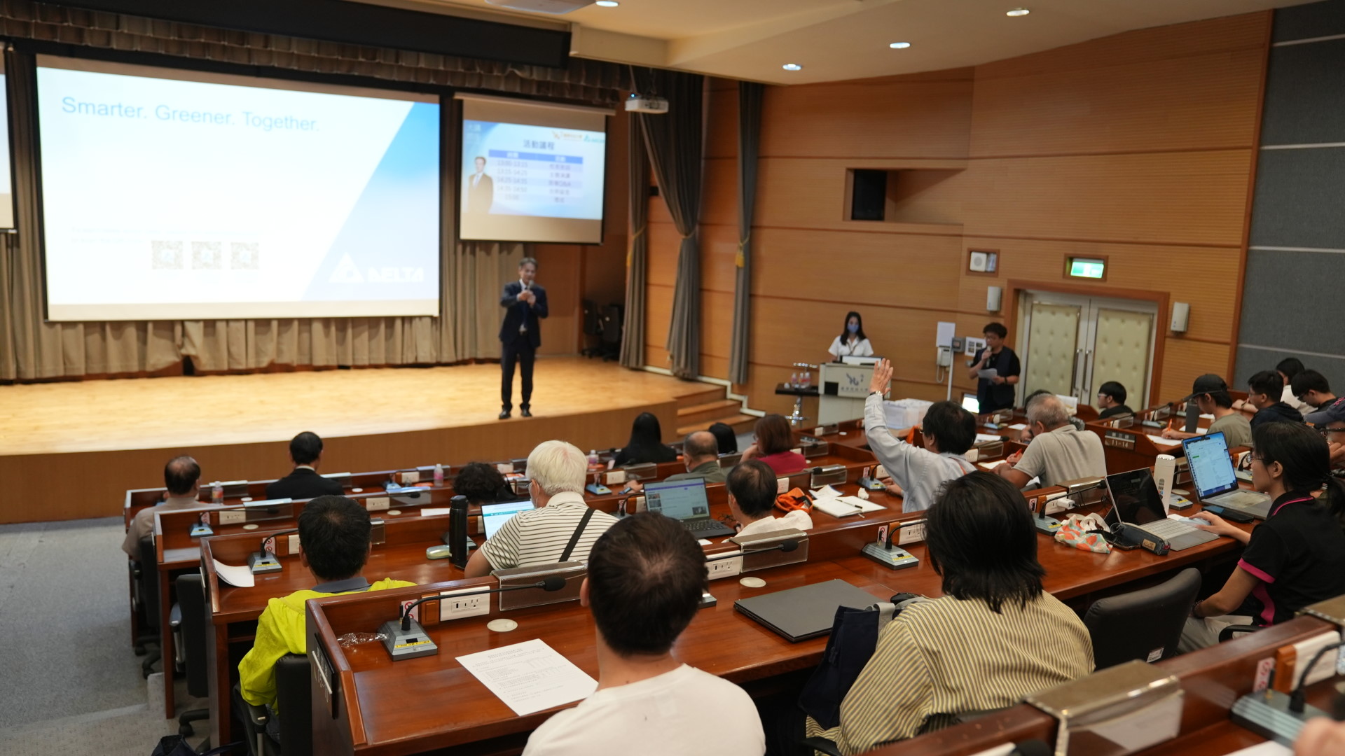 陳啟禎人資長與龍華科大師生熱烈互動，分享職場經驗與AI時代的人才趨勢。