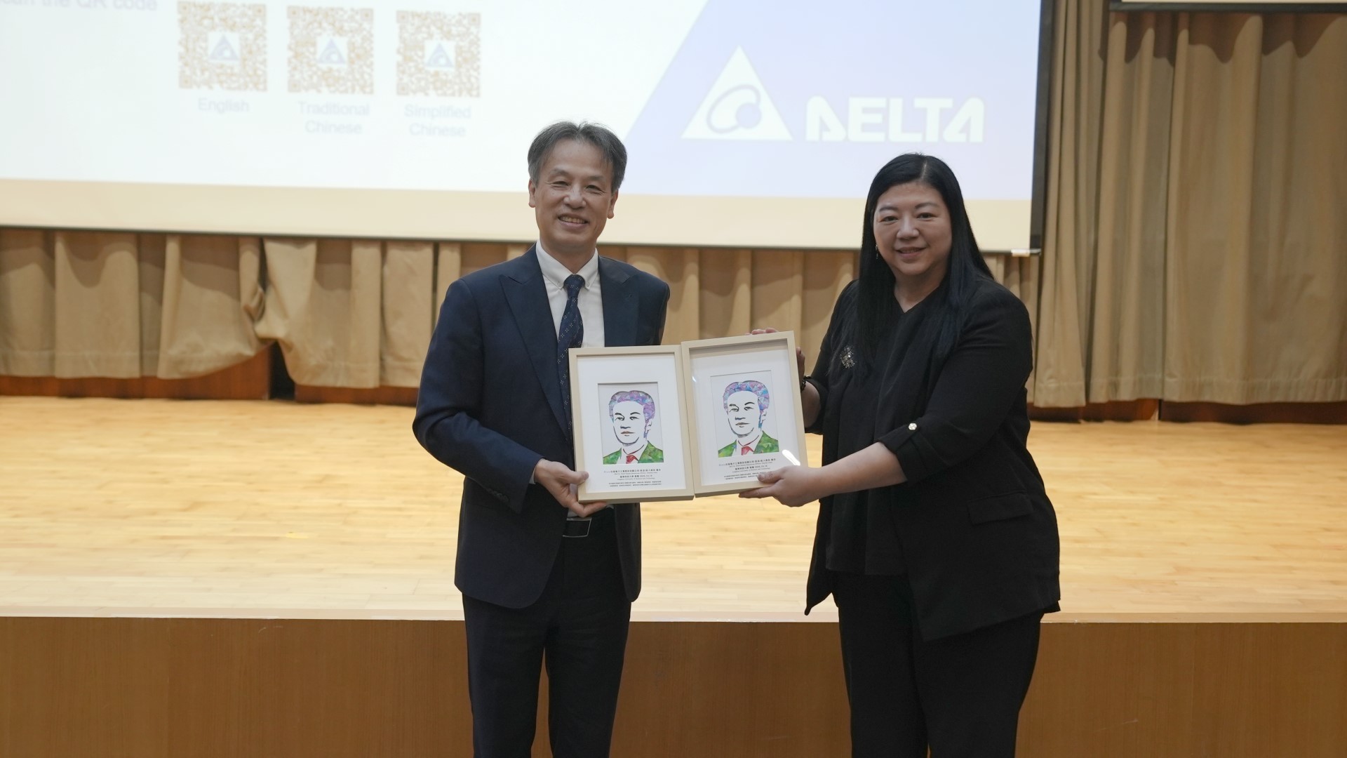 龍華科大柯淑芬副校長致贈「光影再生」文創紀念品予陳啟禎人資長，象徵永續創新精神的傳承。